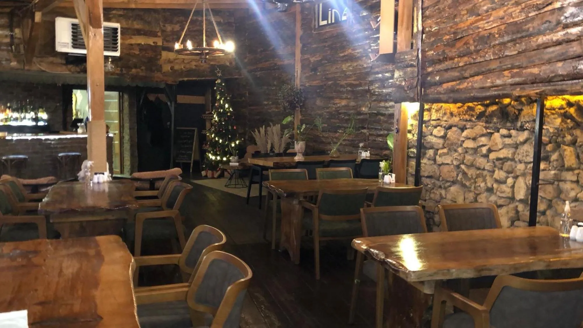 Restaurant/places to eat in Line Suite Hotel