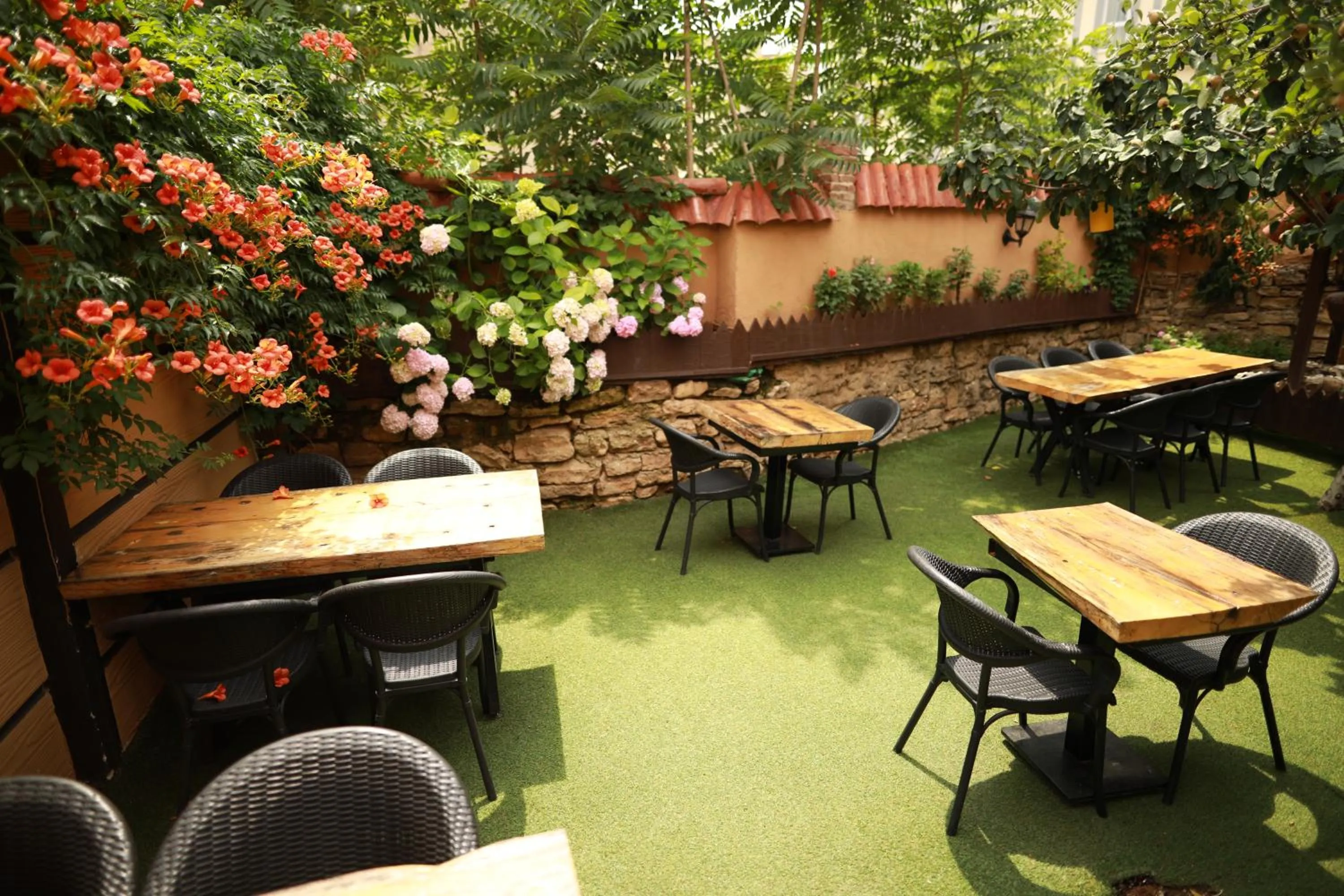 Restaurant/places to eat in Line Suite Hotel