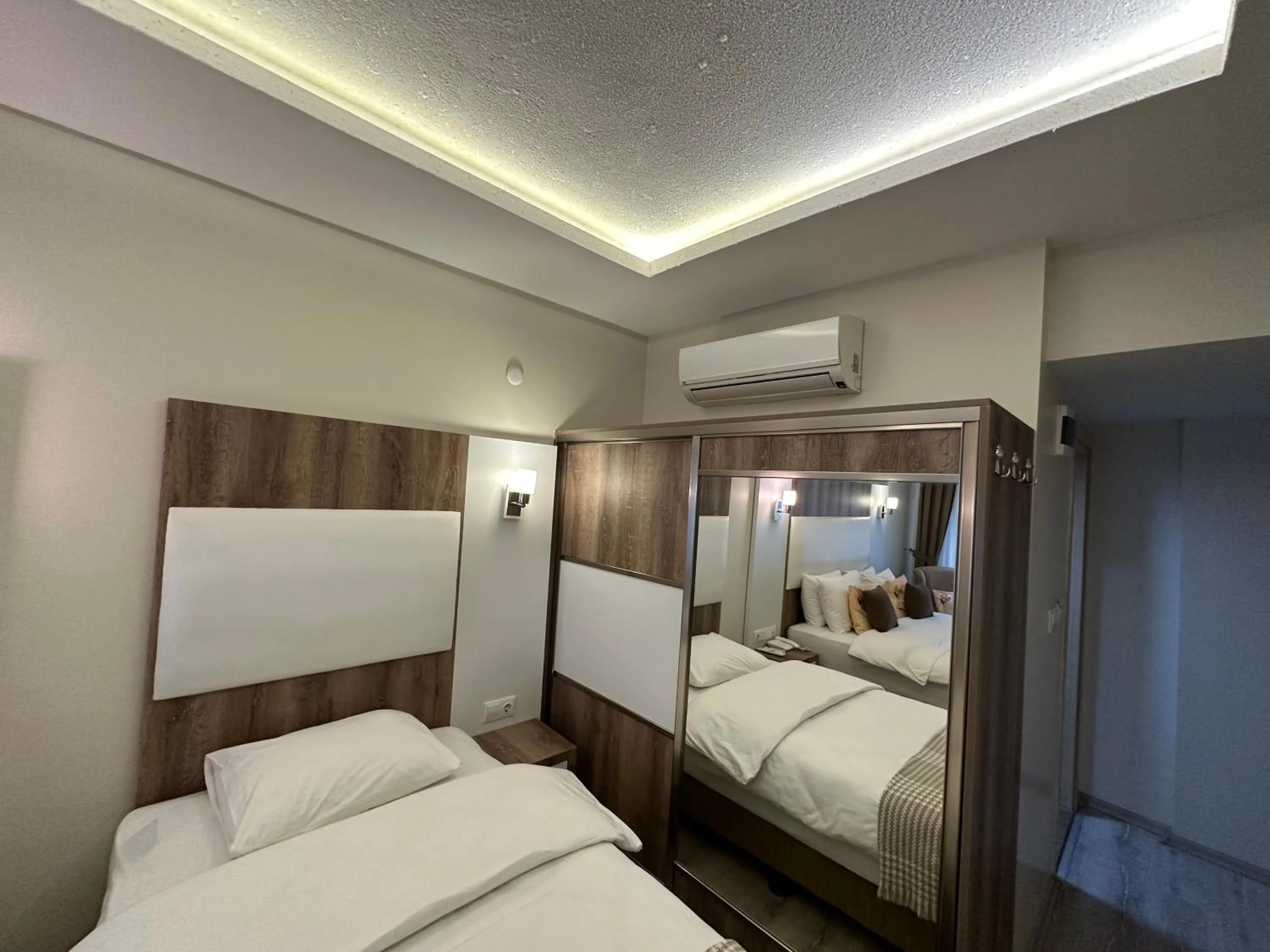 air conditioner, Bed in Line Suite Hotel