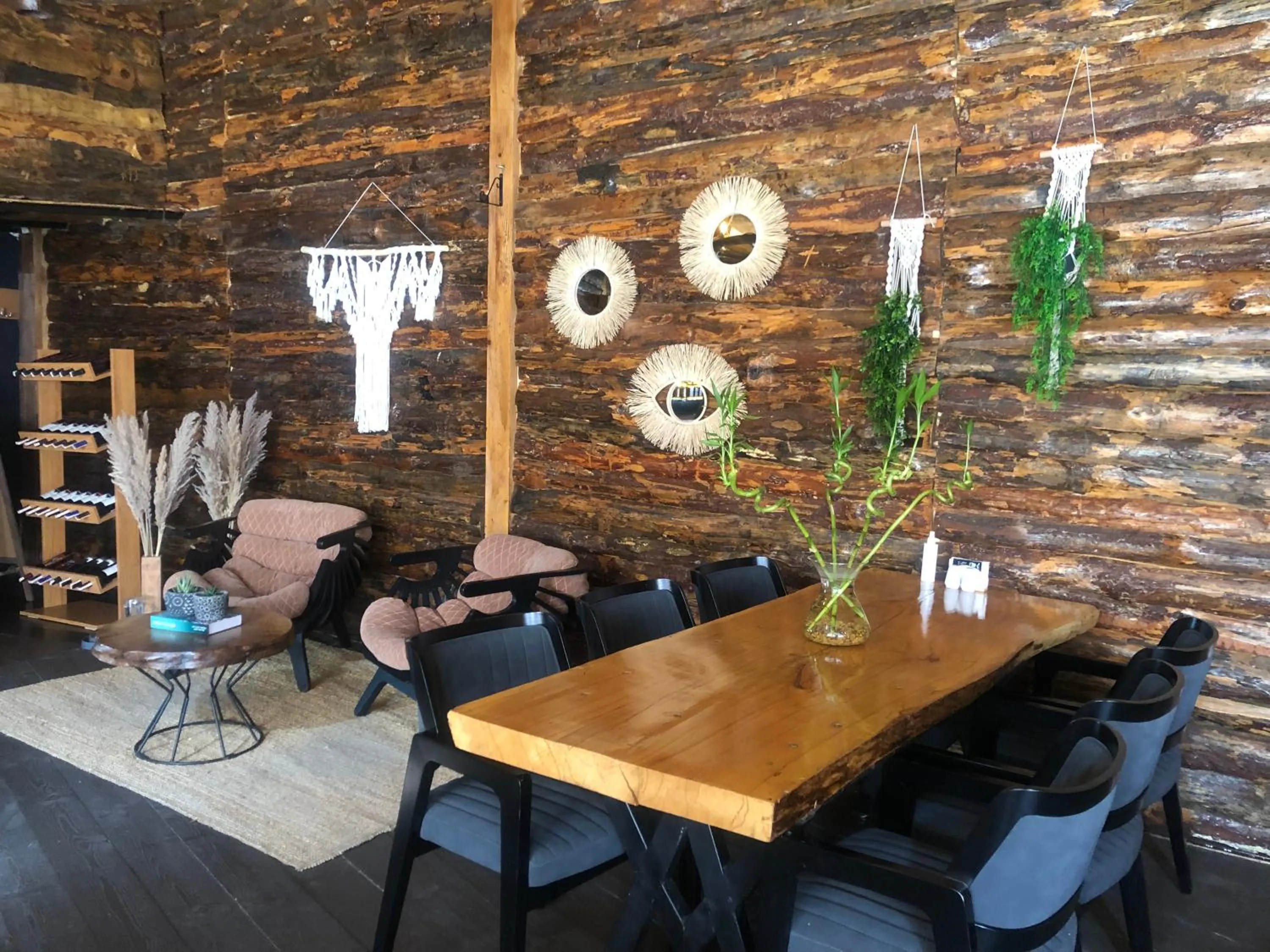 Restaurant/places to eat in Line Suite Hotel