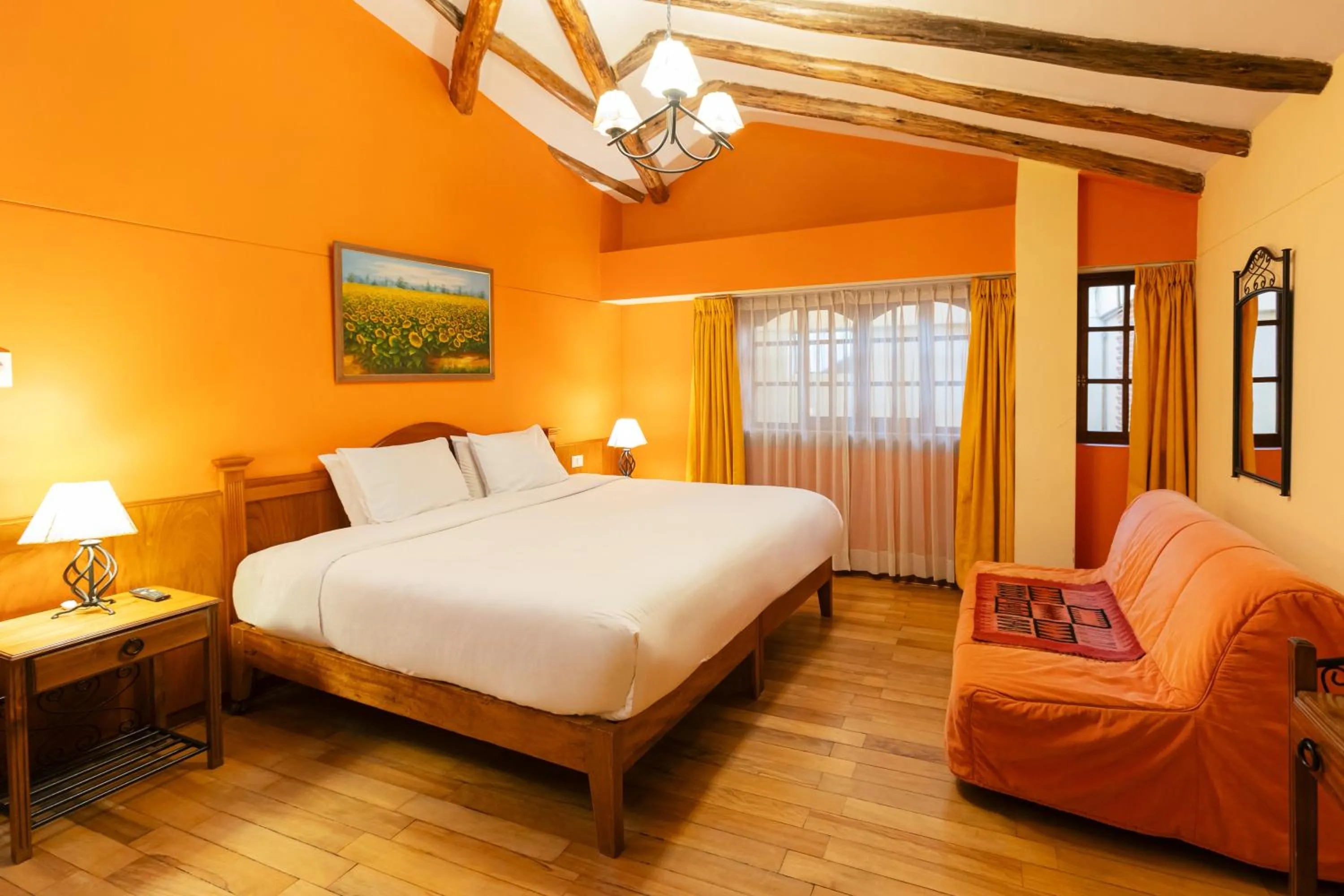 Photo of the whole room, Bed in Amerindia