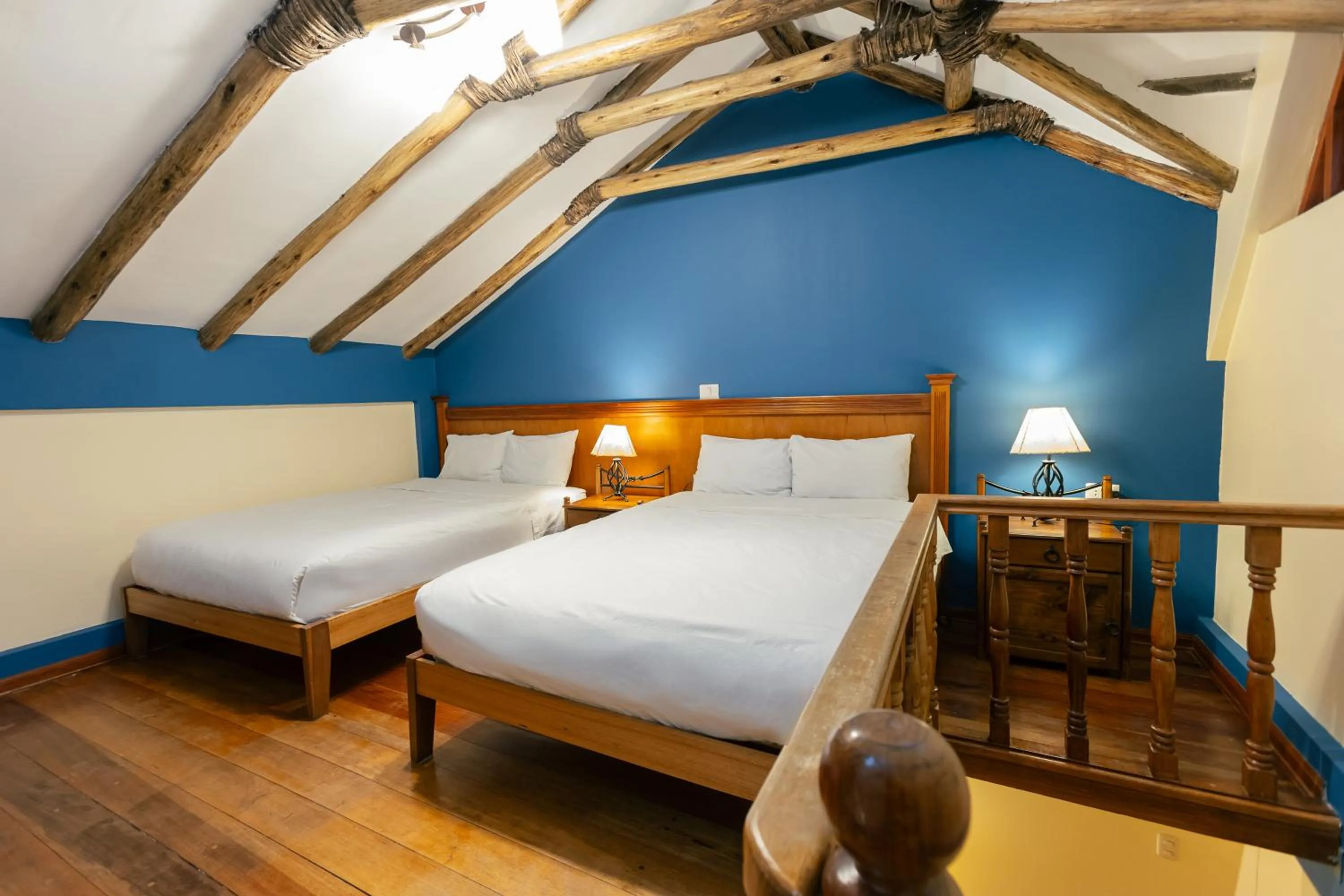 Photo of the whole room, Bed in Amerindia