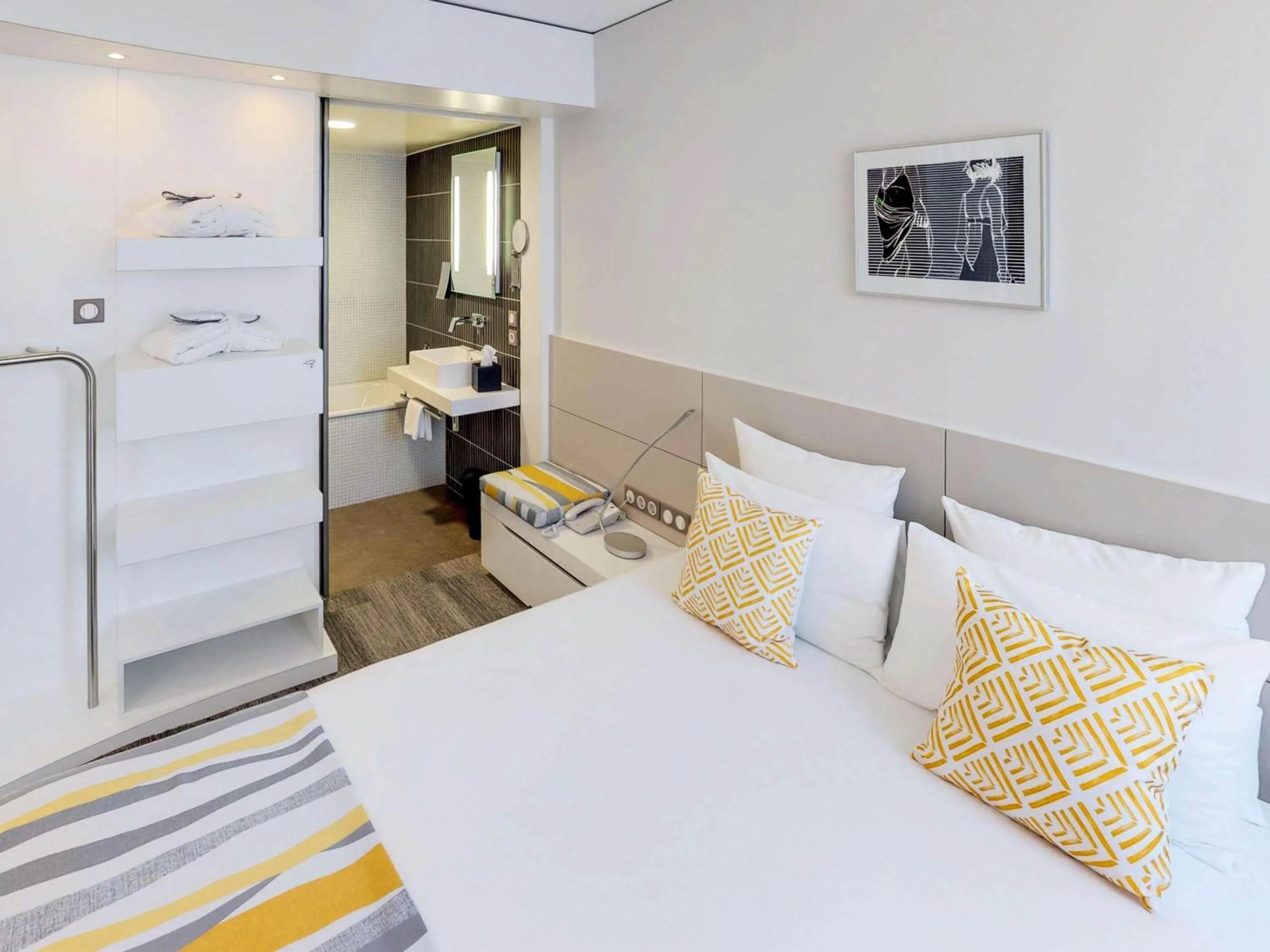 Bedroom, Bed in Novotel Suites Luxembourg