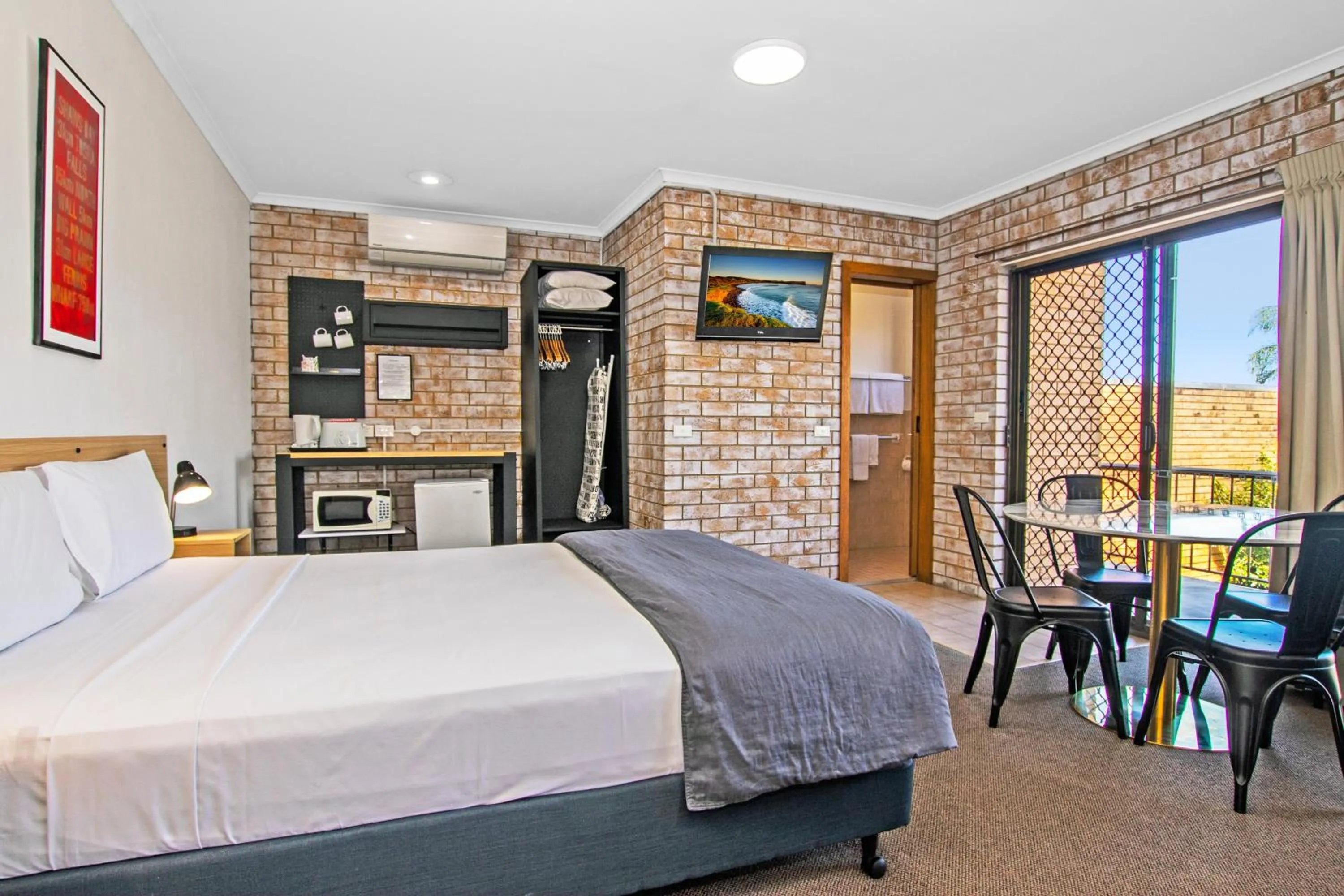 Bed in River Street Motel