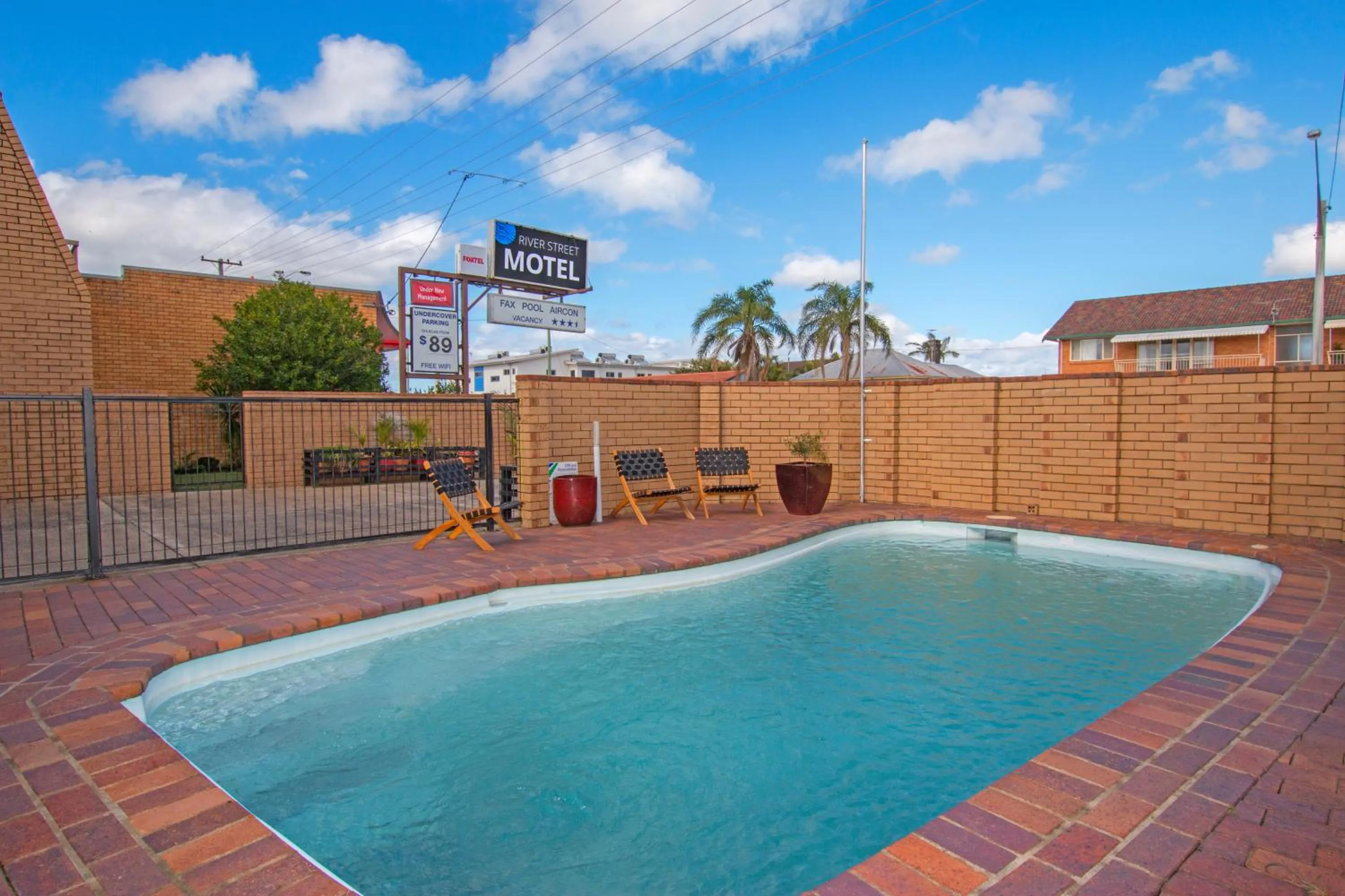 Facade/entrance in River Street Motel