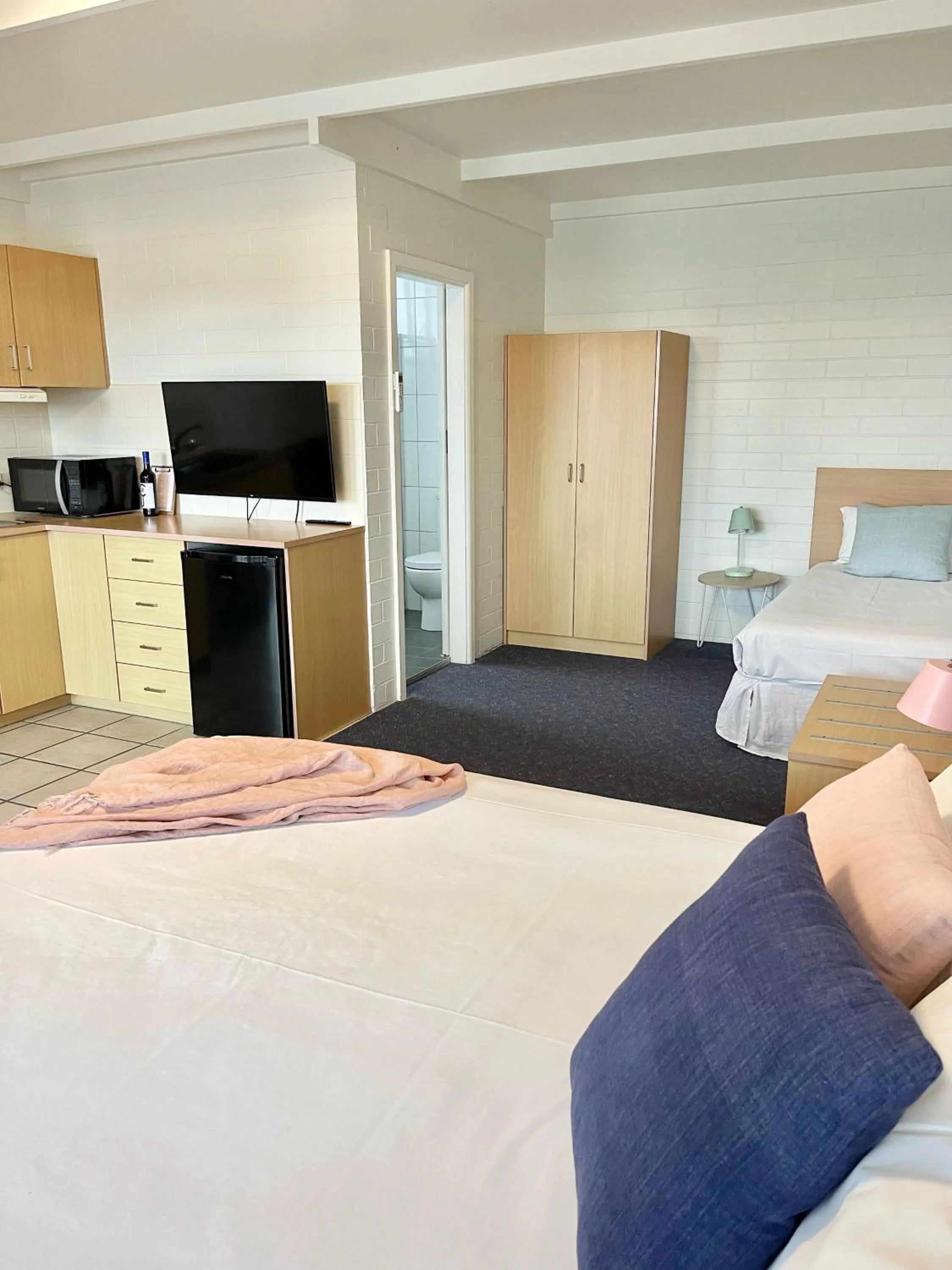 Bed in Harbour View Motel