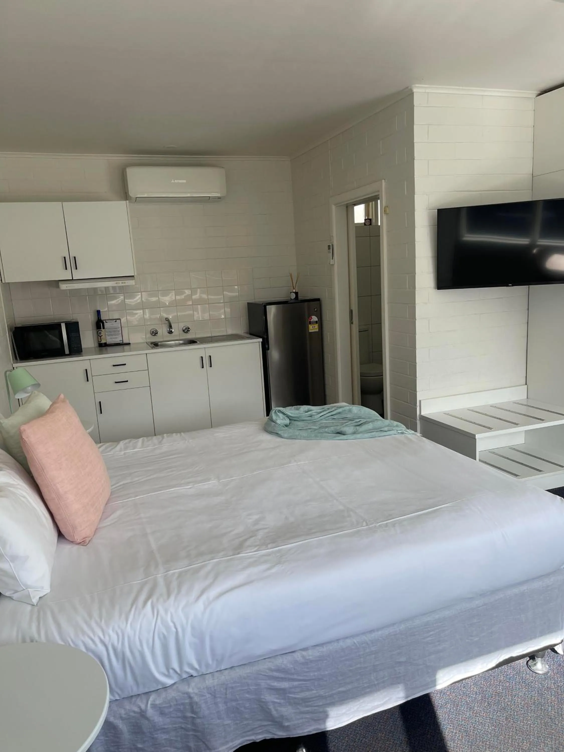 Bed in Harbour View Motel