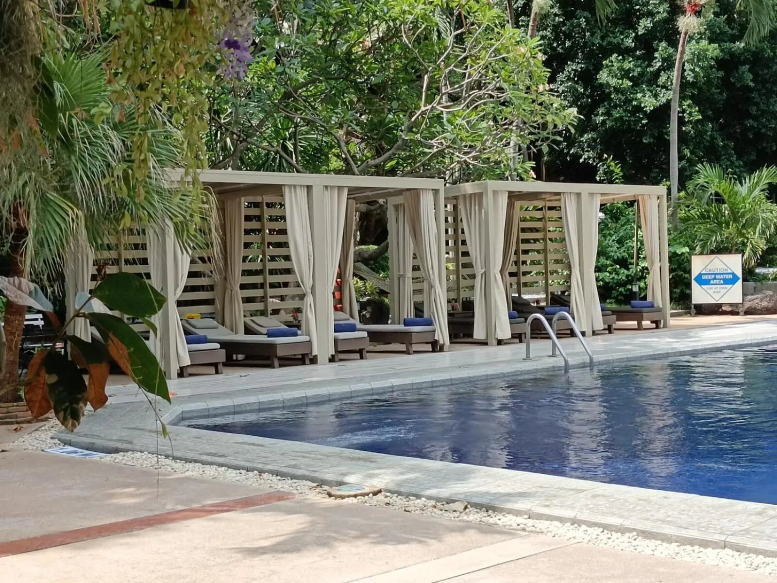 Swimming pool in Let's Hyde Pattaya Resort & Villas - Pool Cabanas