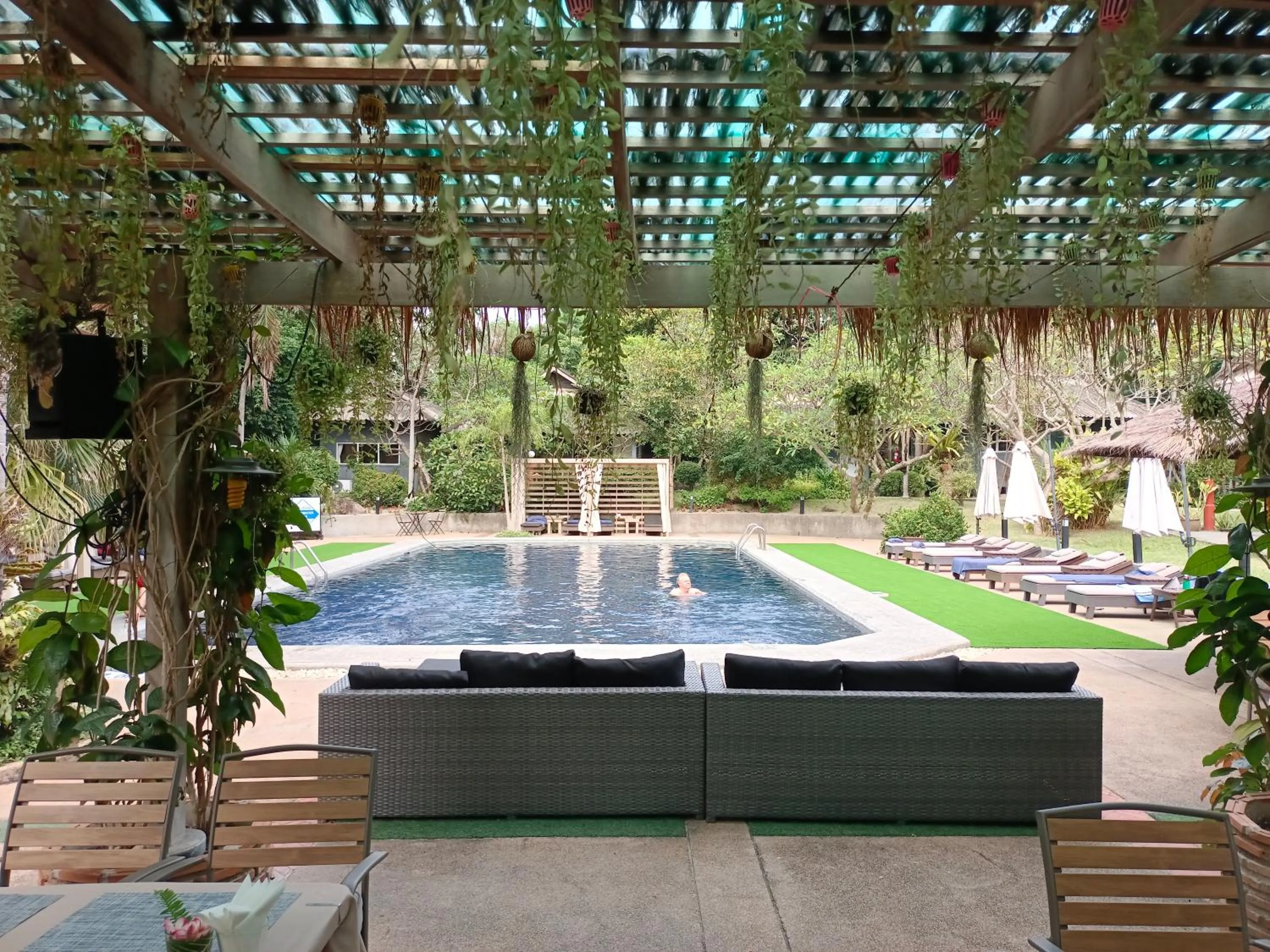 Swimming pool in Let's Hyde Pattaya Resort & Villas - Pool Cabanas