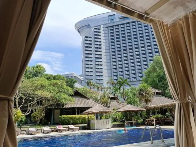 Pool view in Let's Hyde Pattaya Resort & Villas - Pool Cabanas