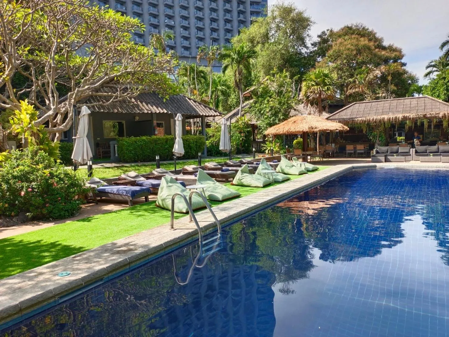 Swimming pool in Let's Hyde Pattaya Resort & Villas - Pool Cabanas