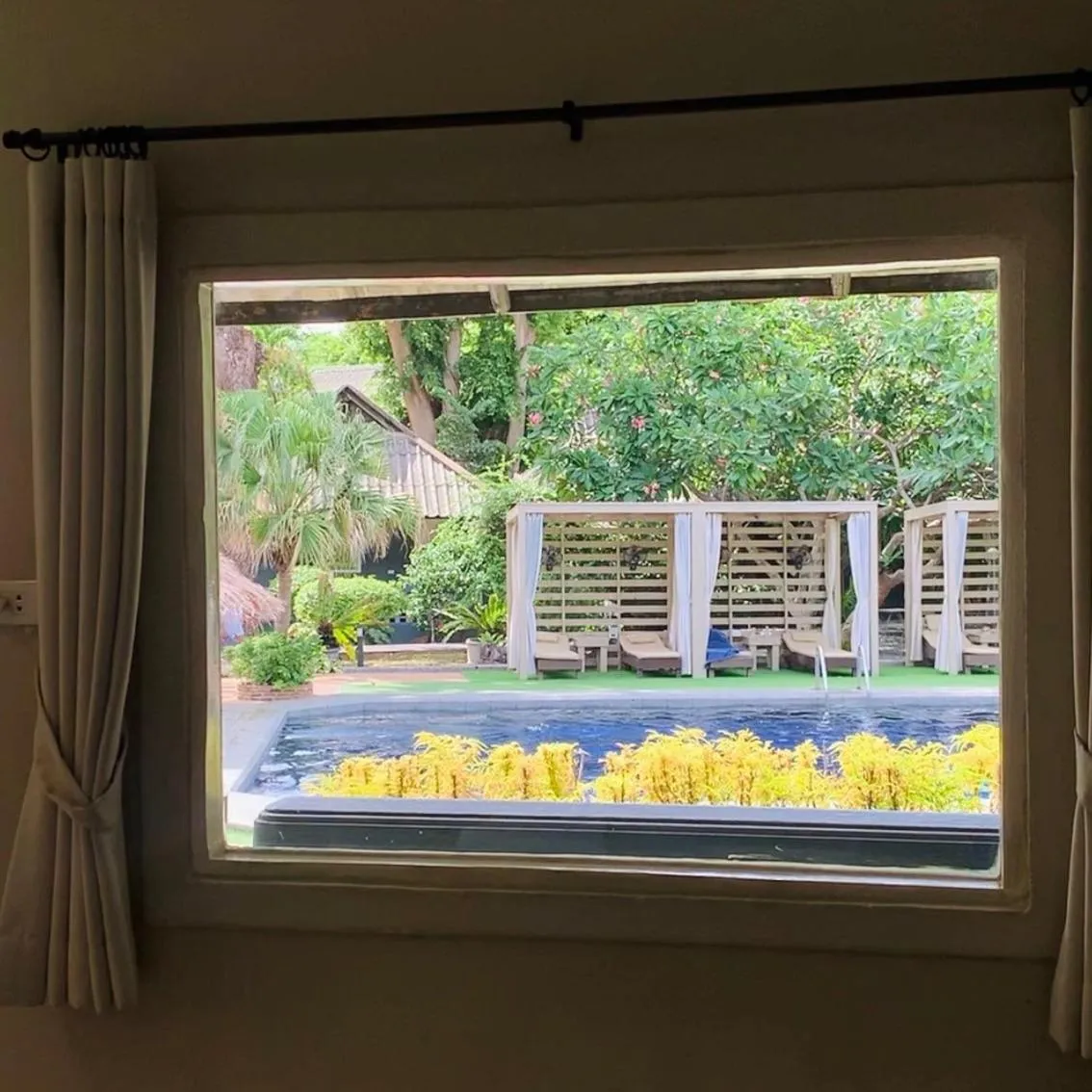 Swimming pool in Let's Hyde Pattaya Resort & Villas - Pool Cabanas