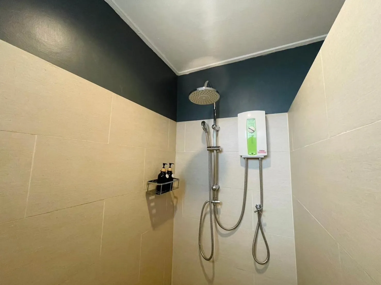 Shower in Let's Hyde Pattaya Resort & Villas - Pool Cabanas