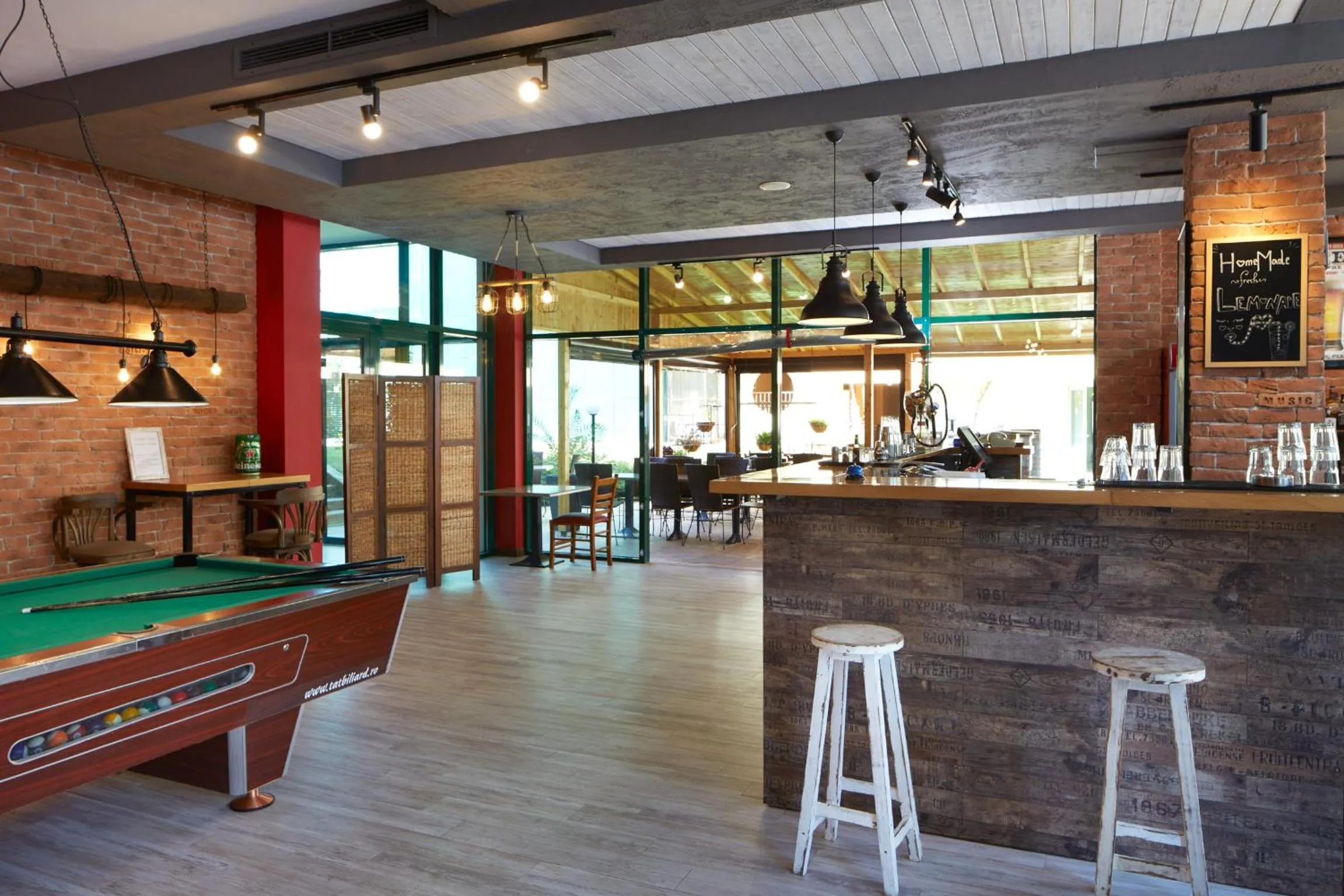 Restaurant/places to eat in Pollo Resort