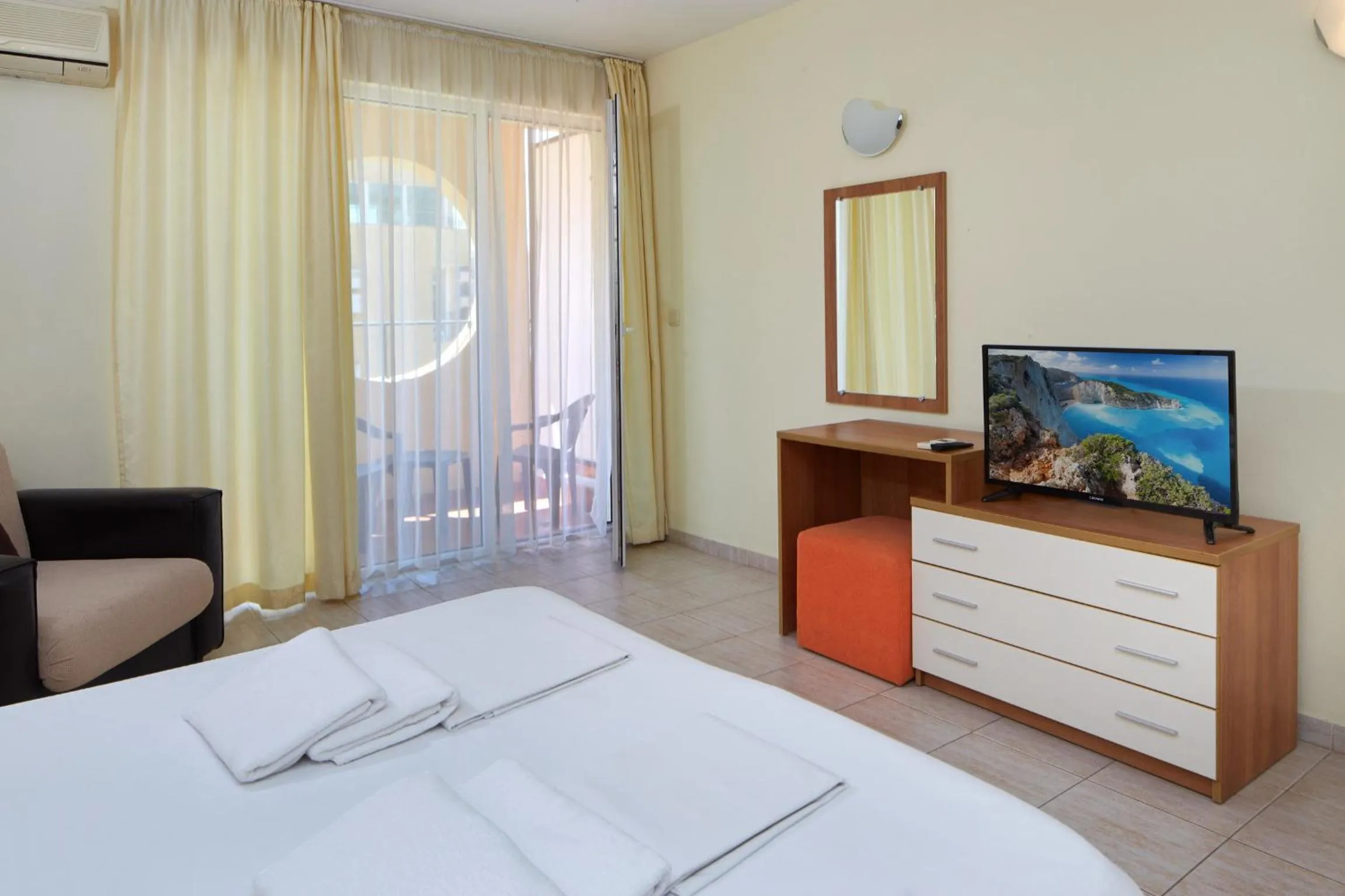 Communal lounge/ TV room, Bed in Pollo Resort