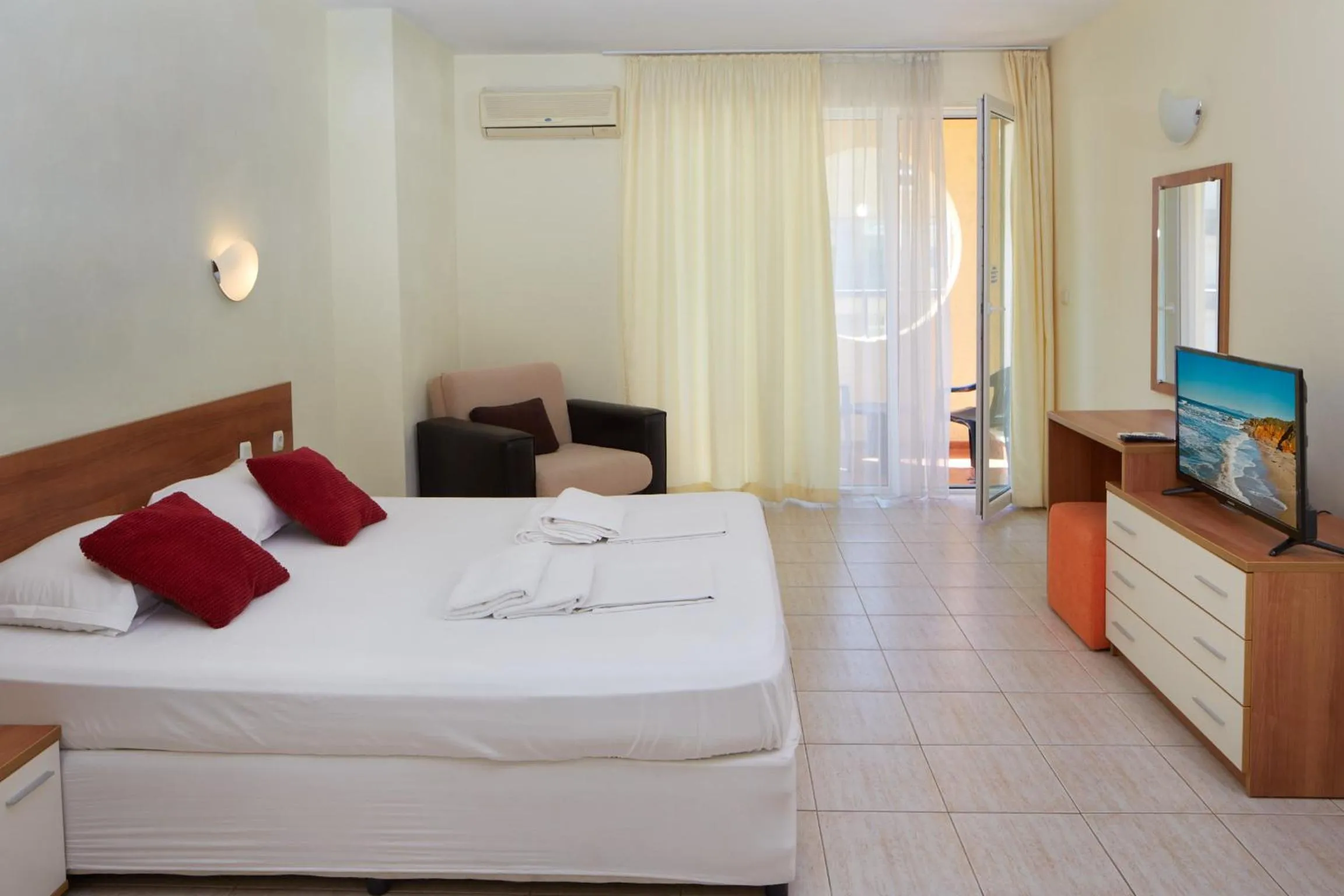 Communal lounge/ TV room, Bed in Pollo Resort