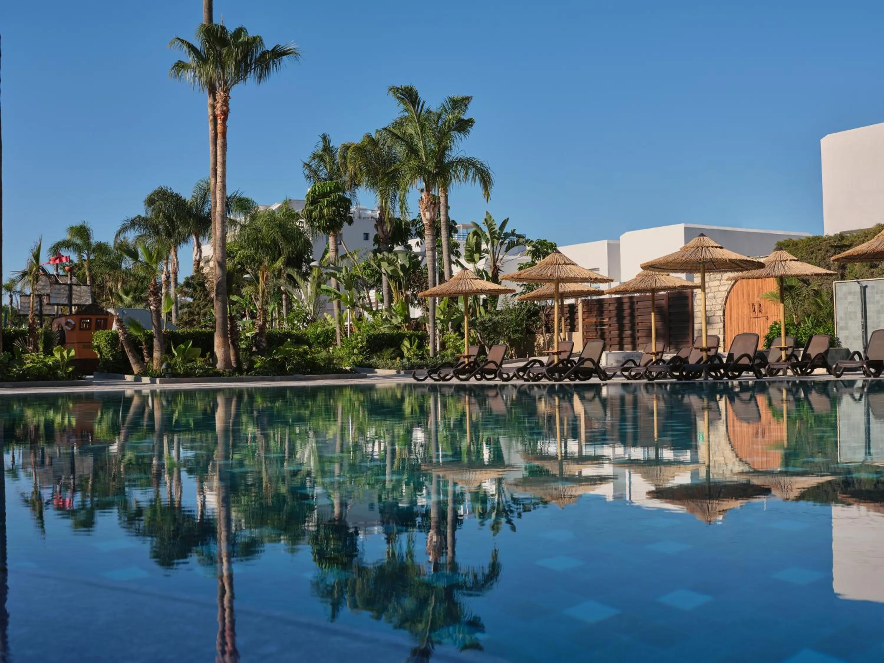 Swimming pool in Atlantica Oasis Hotel