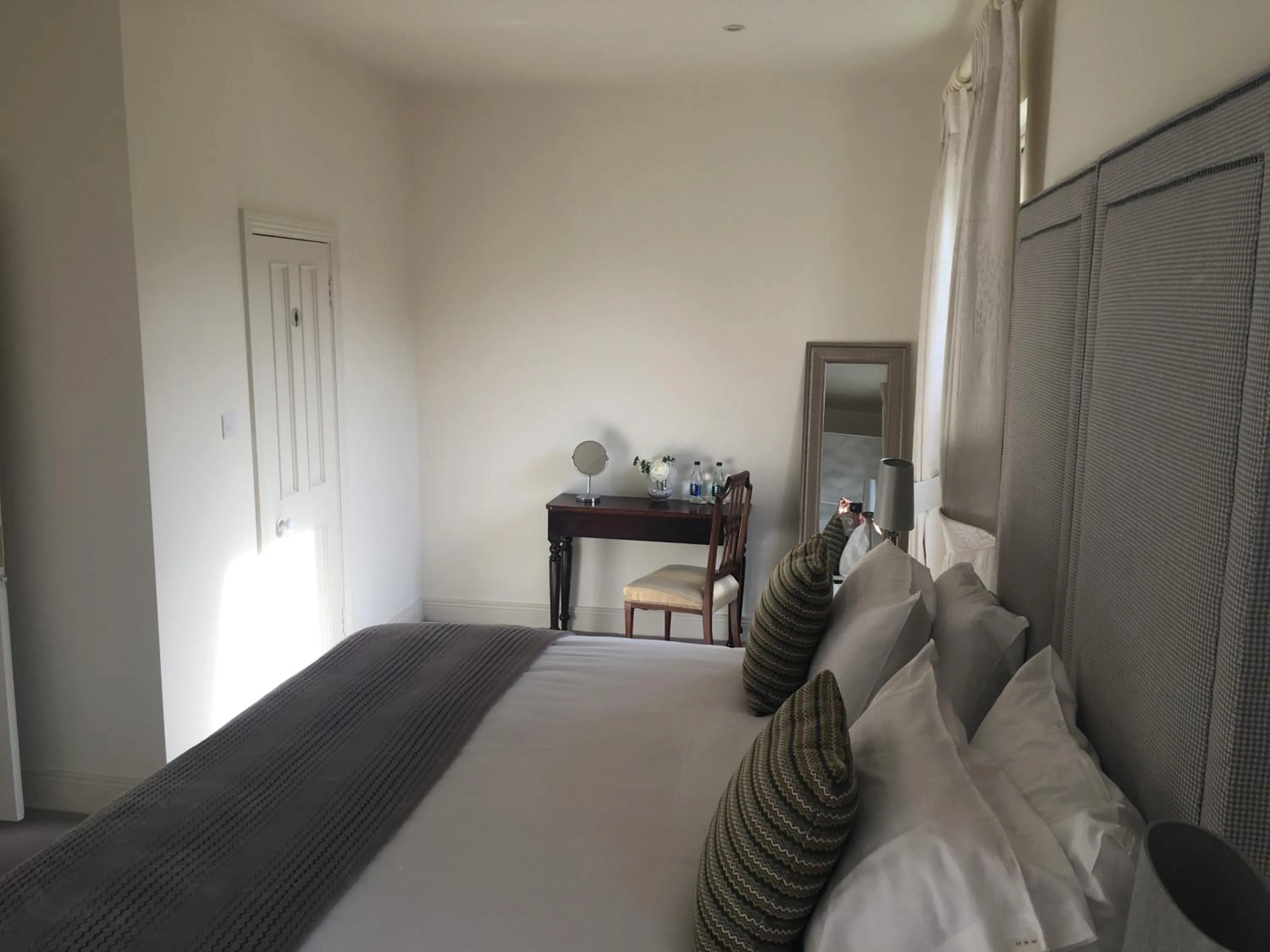 Bedroom, Bed in Horse & Hound