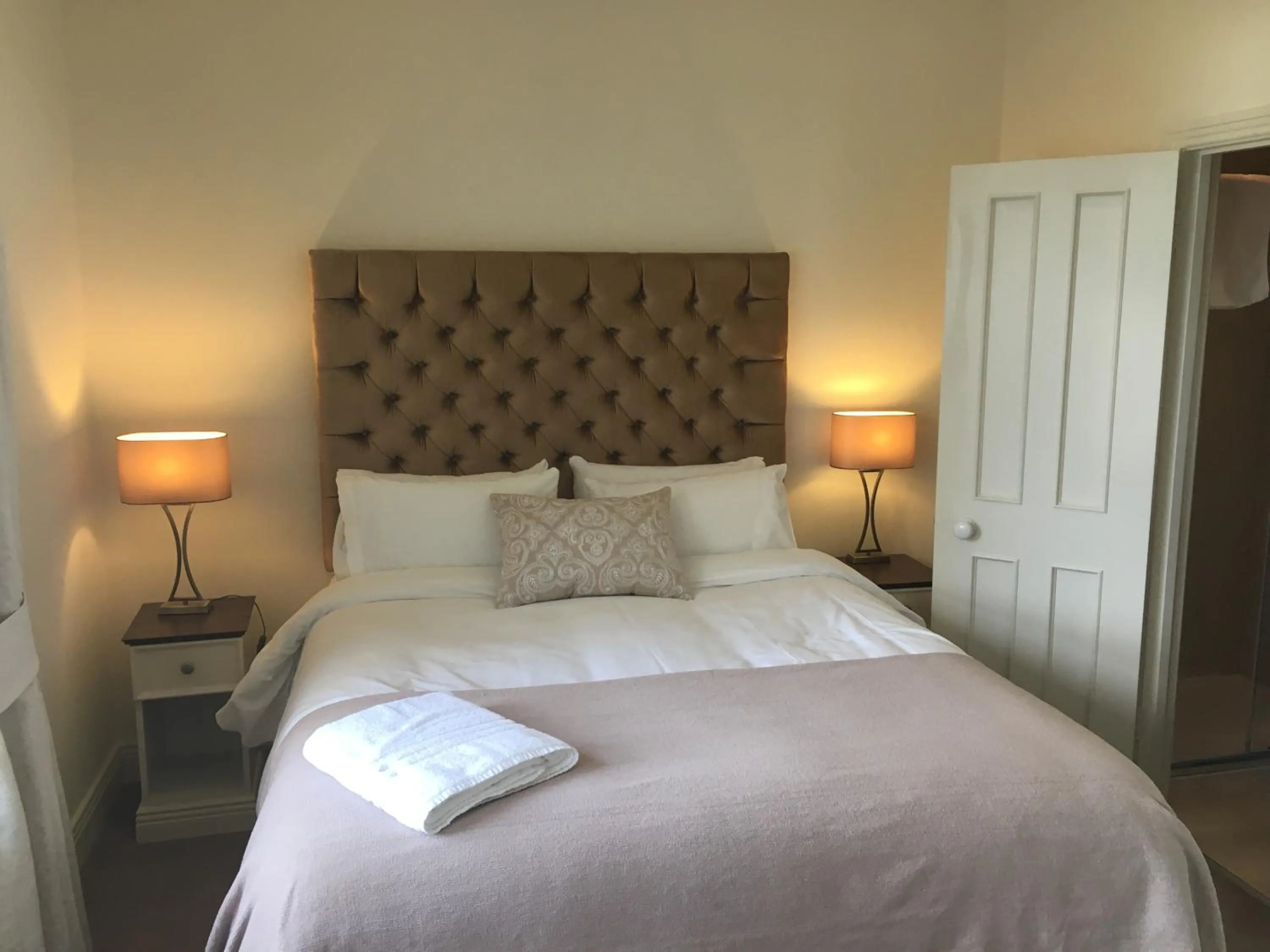 Photo of the whole room, Bed in Horse & Hound