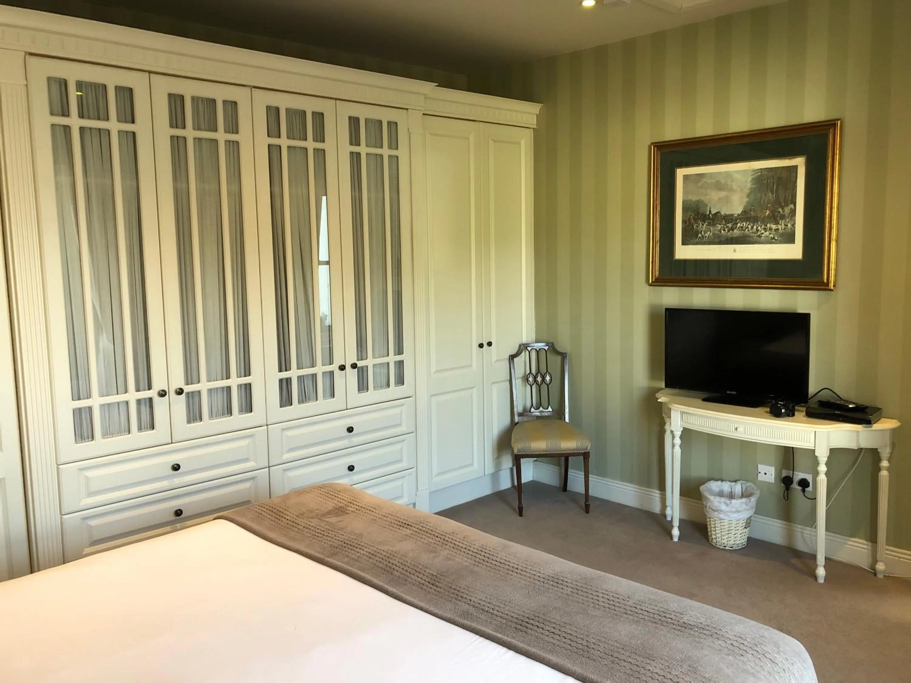 wardrobe, Bed in Horse & Hound