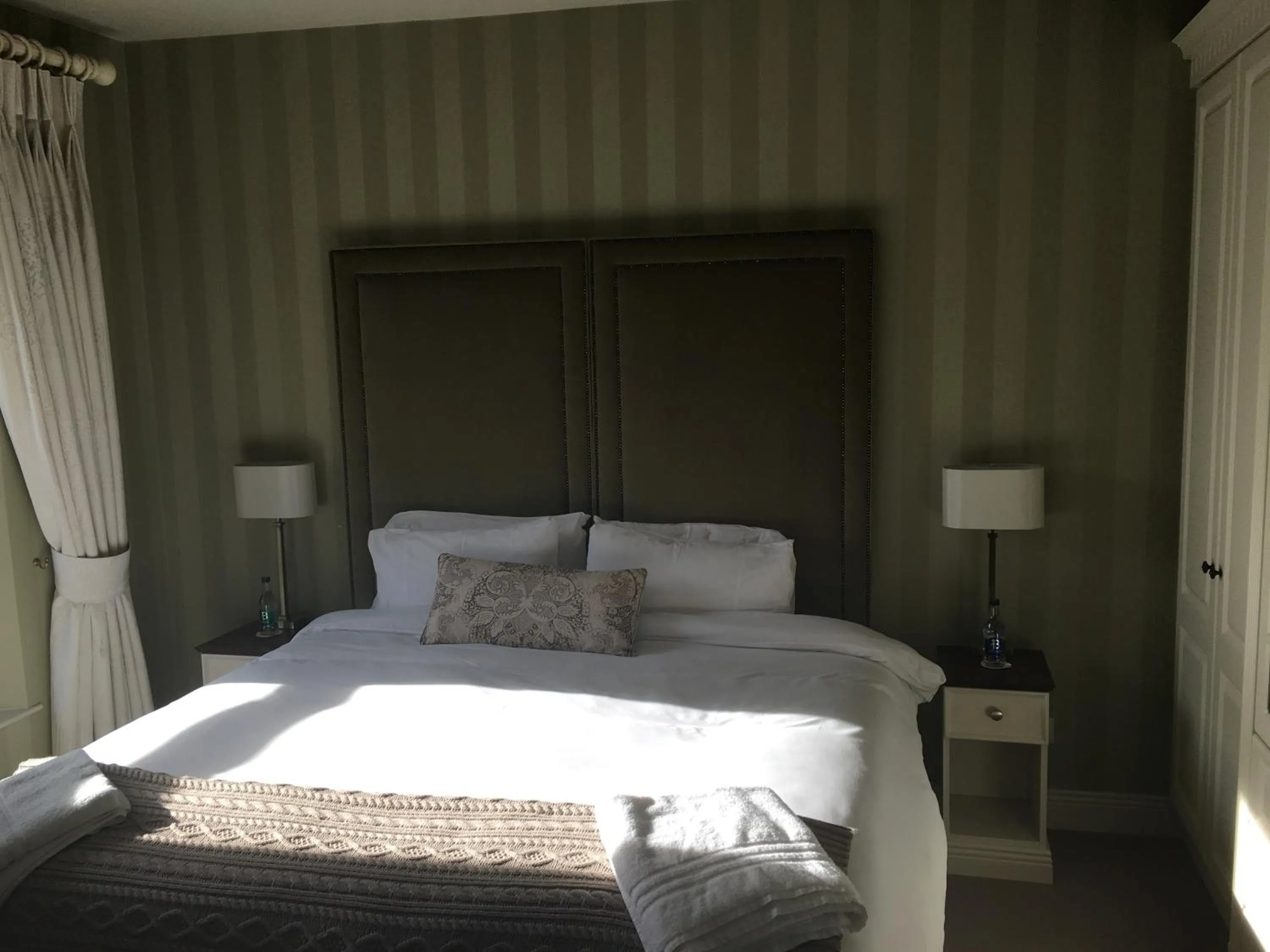 Bedroom, Bed in Horse & Hound