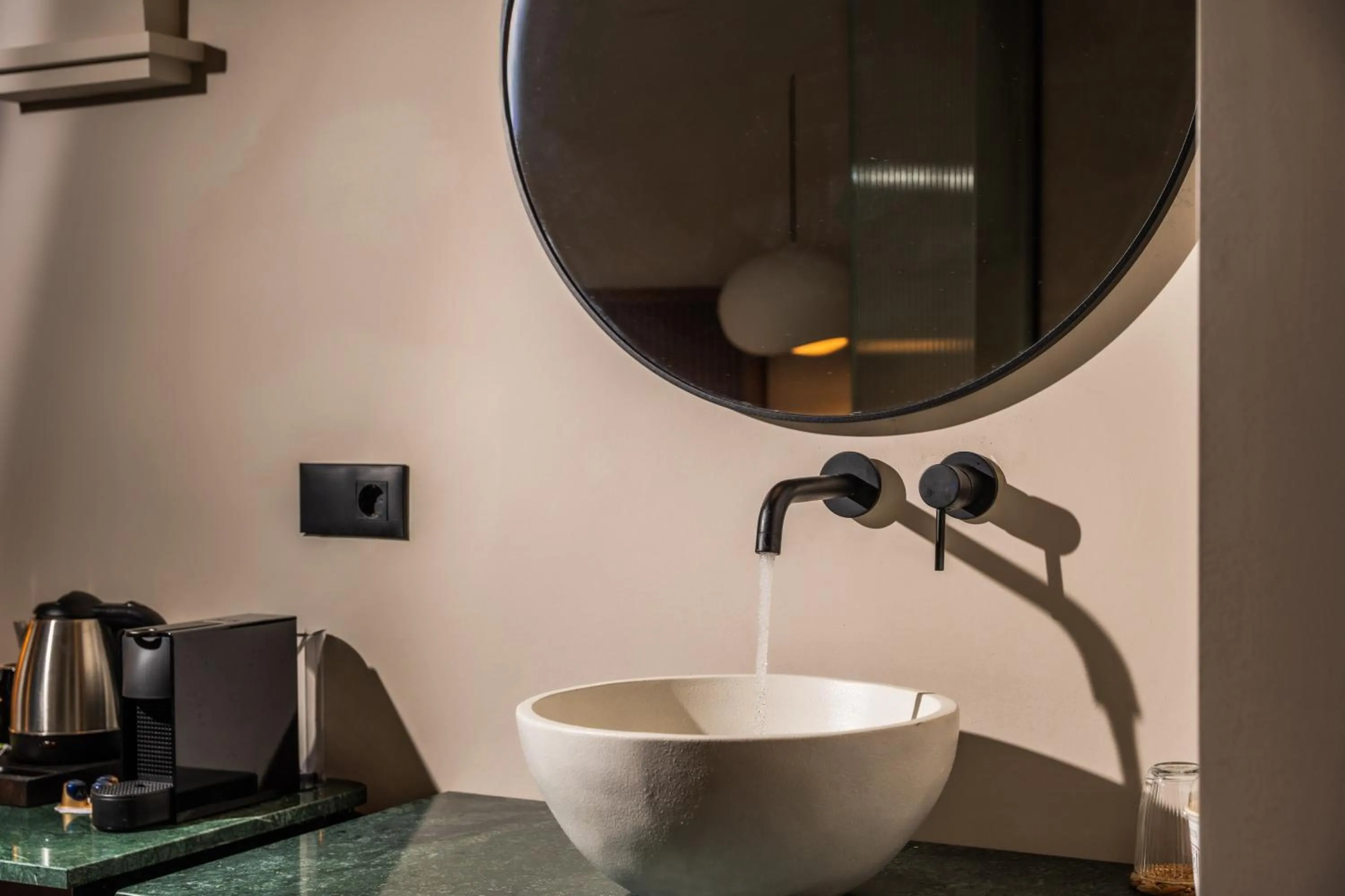 Coffee/tea facilities in Astoria Hotel