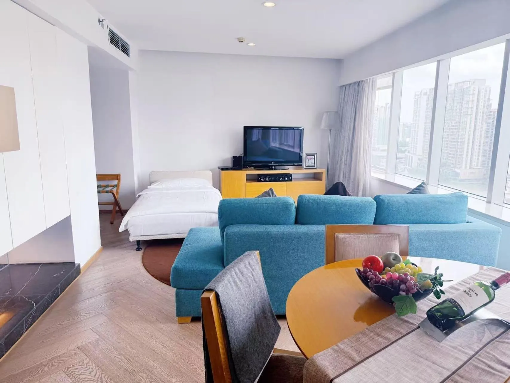 Seating area, Bed in Somerset Riverview Chengdu-Near Tianfu Square