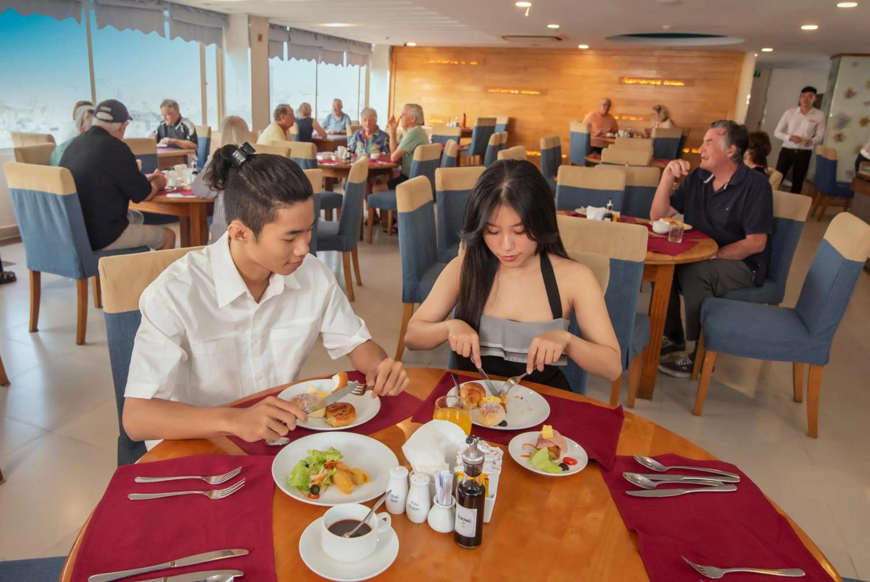 Restaurant/places to eat in Romance Hotel