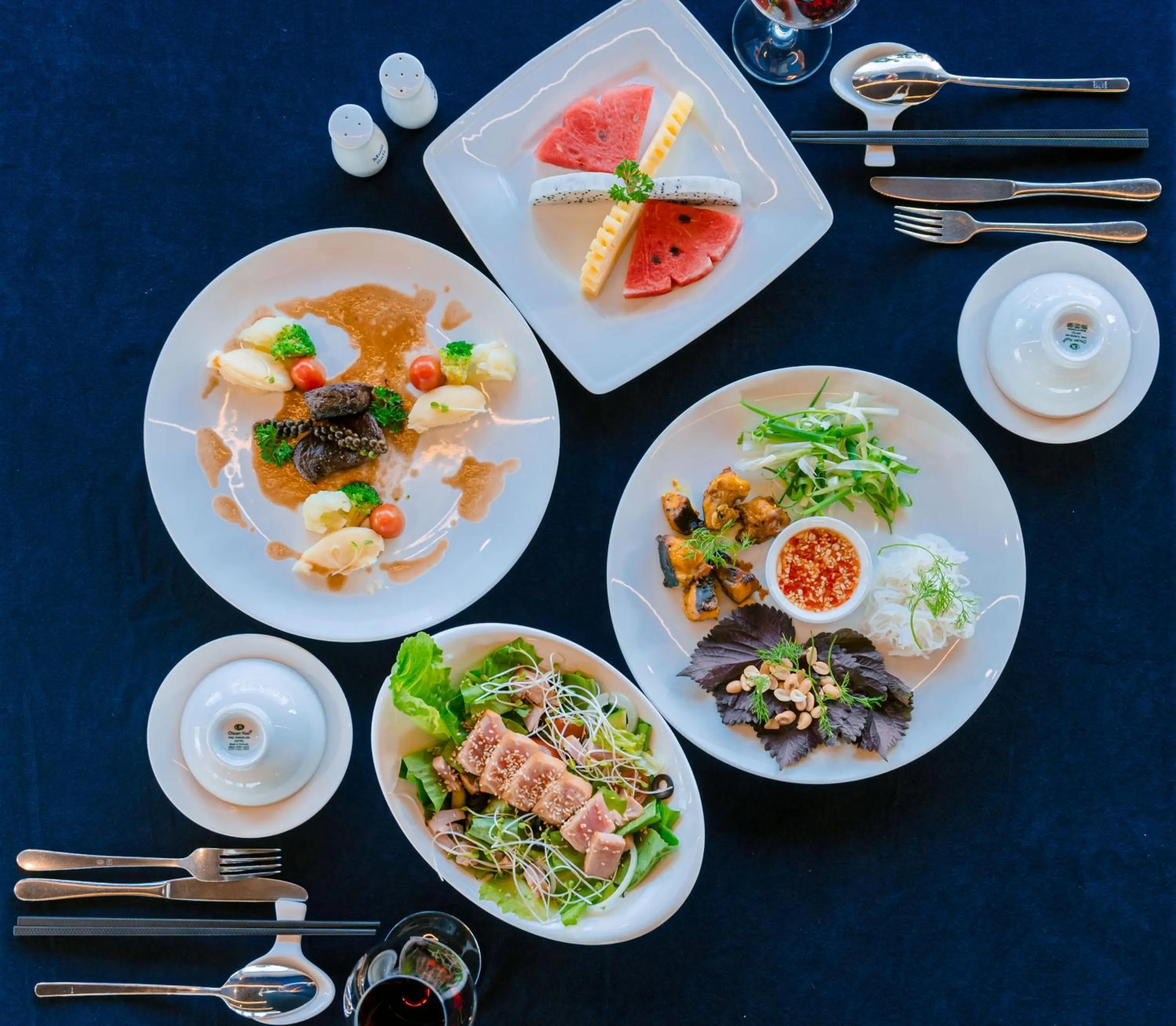 Restaurant/places to eat in Romance Hotel