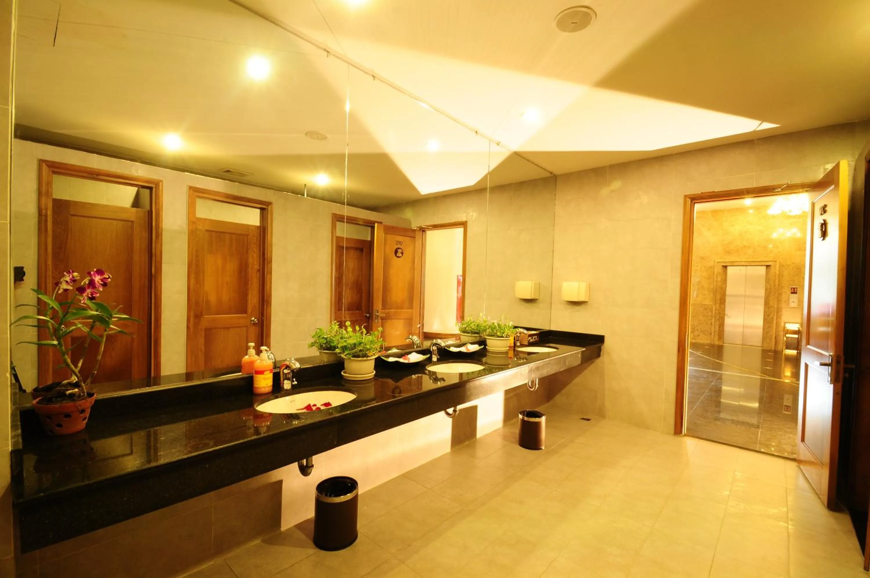 Area and facilities in Romance Hotel