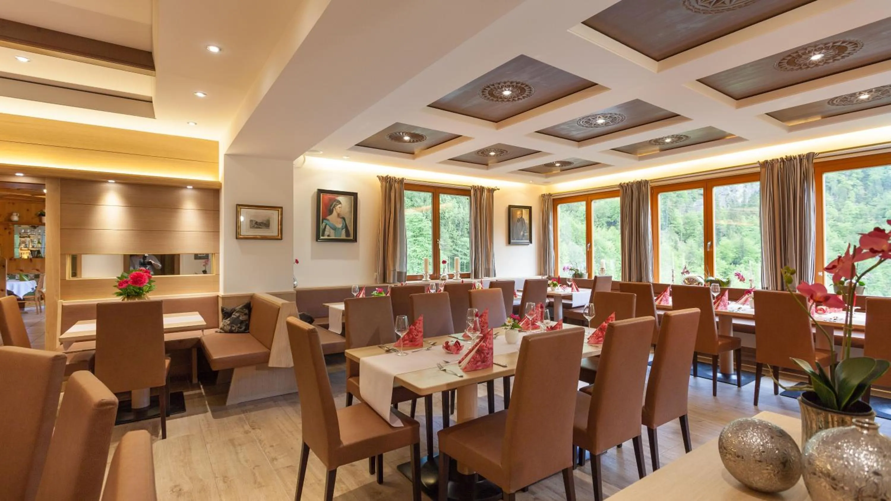 Restaurant/places to eat in Hotel Pass Lueg