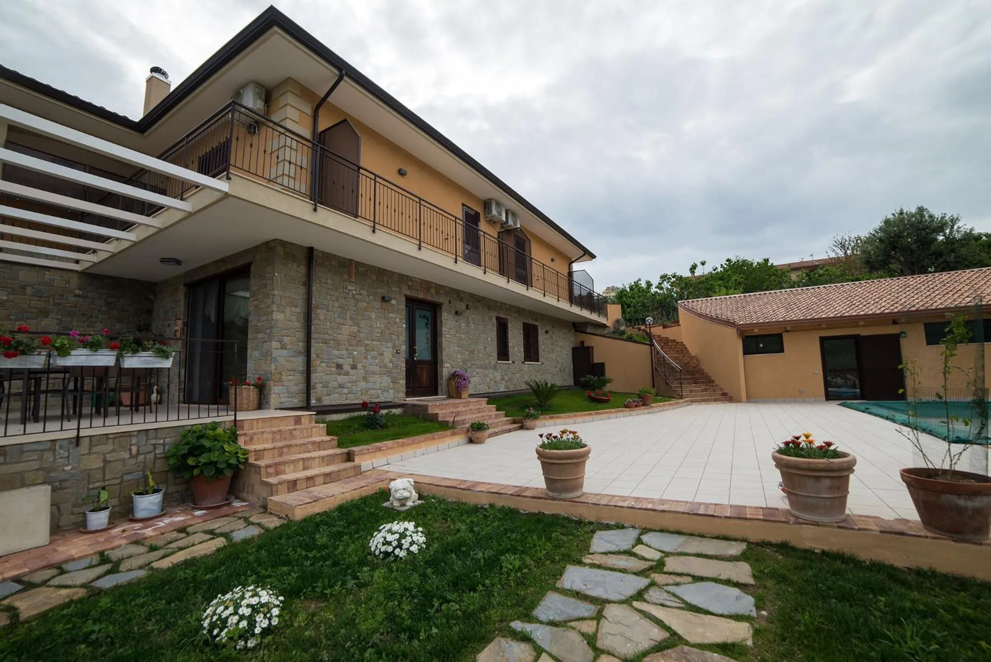Facade/entrance in Villa Sansivieri