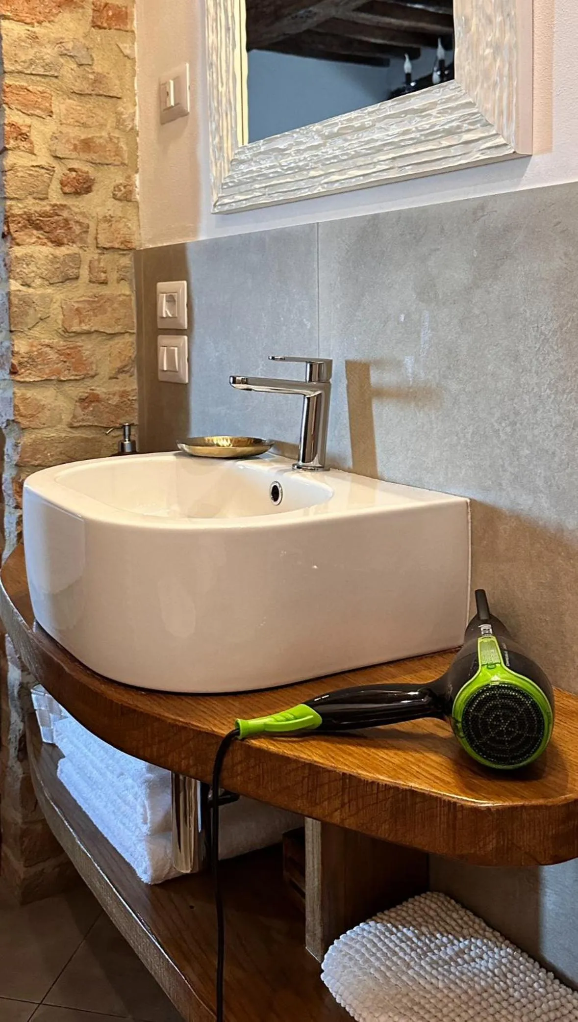 hair dryier in Antica Torre del Borgo