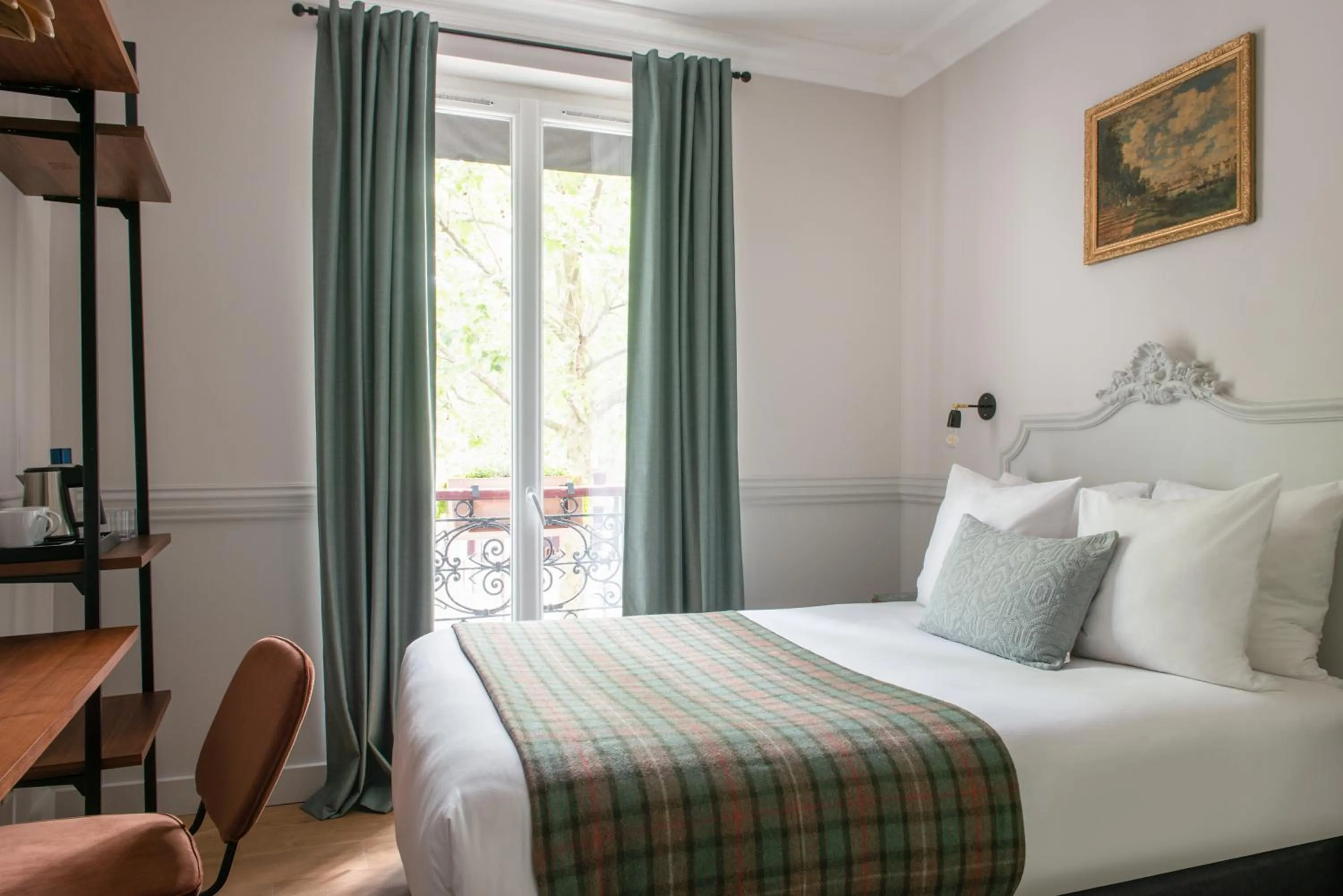 Bed in Hôtel De La Porte Dorée