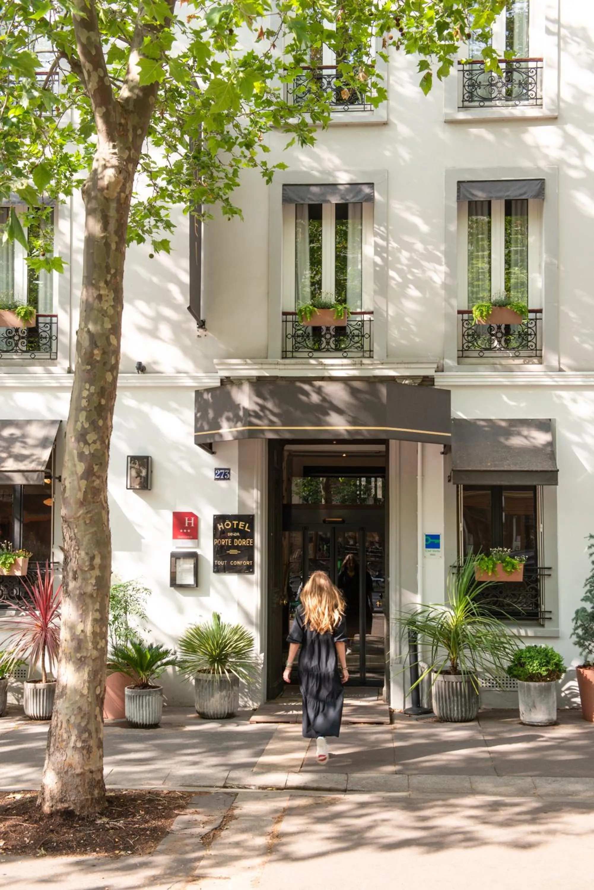 Property building in Hôtel De La Porte Dorée