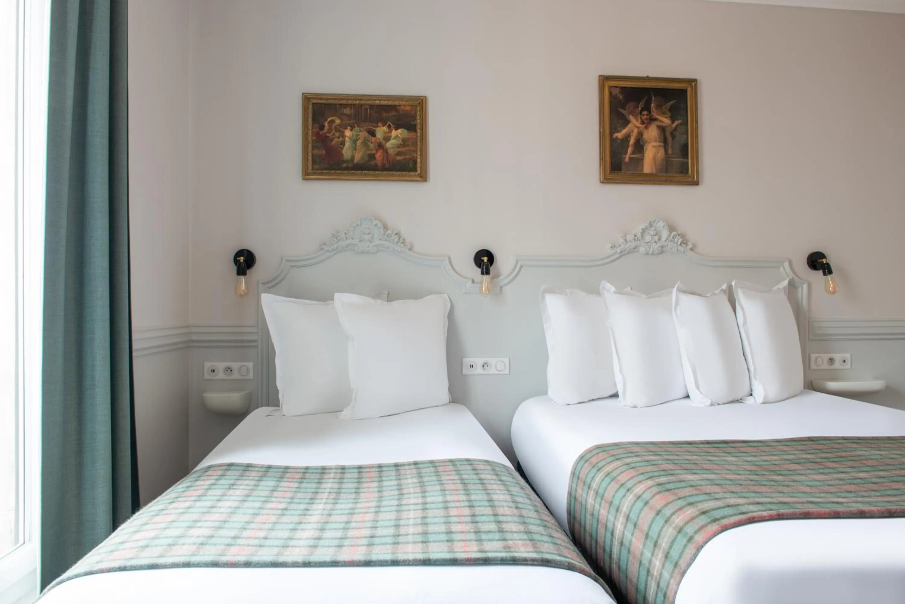 Bed in Hôtel De La Porte Dorée