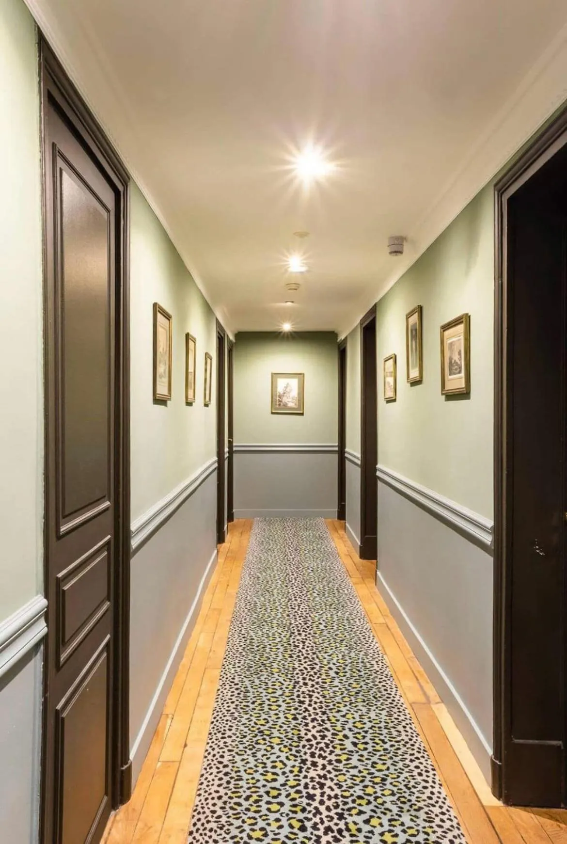 Property building in Hôtel De La Porte Dorée