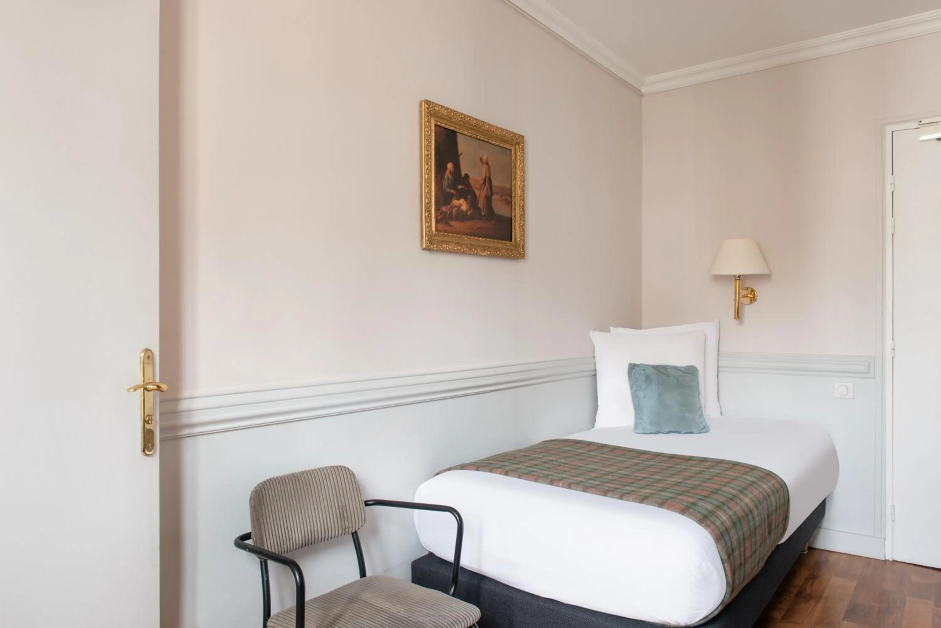 Bed in Hôtel De La Porte Dorée