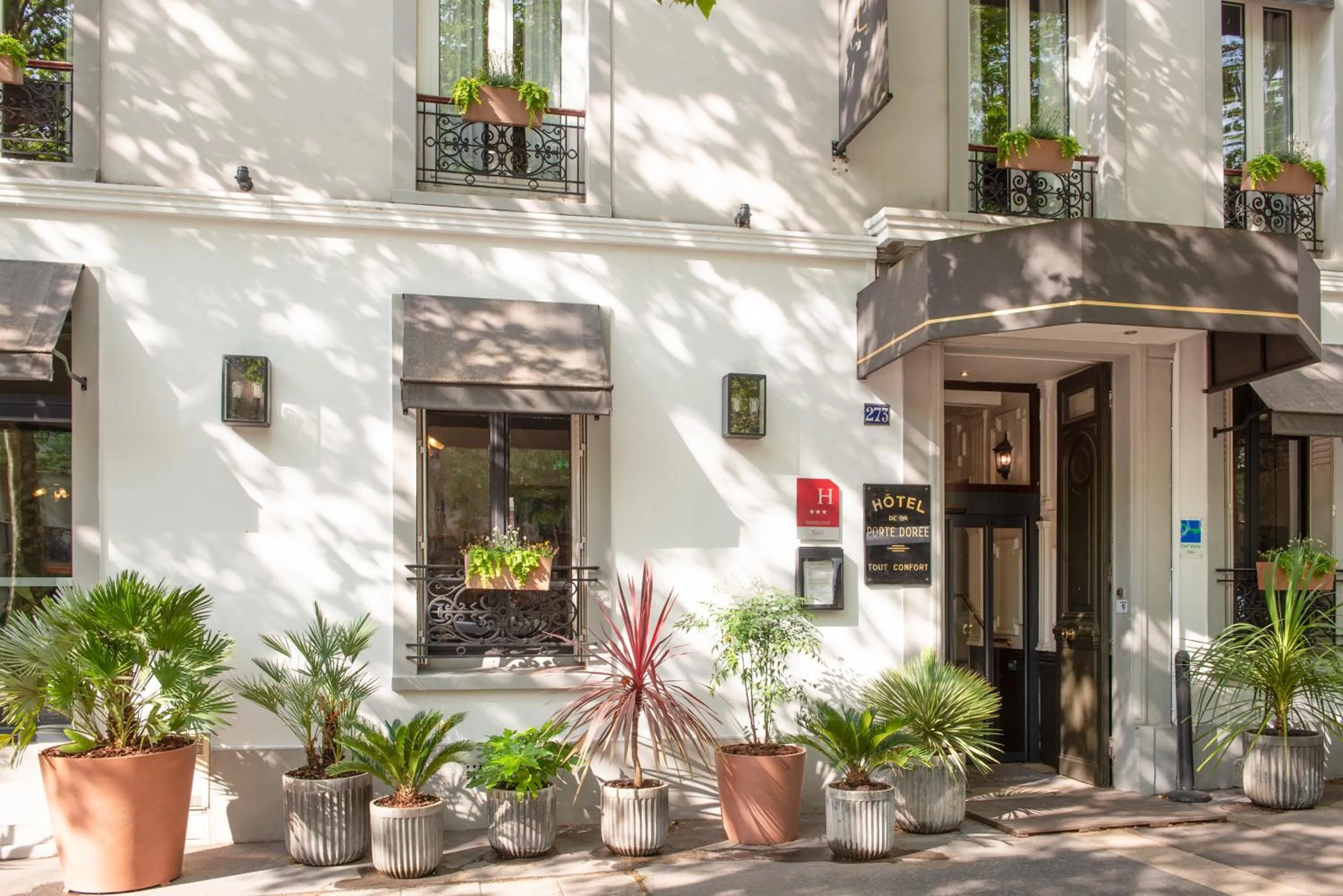 Property building in Hôtel De La Porte Dorée