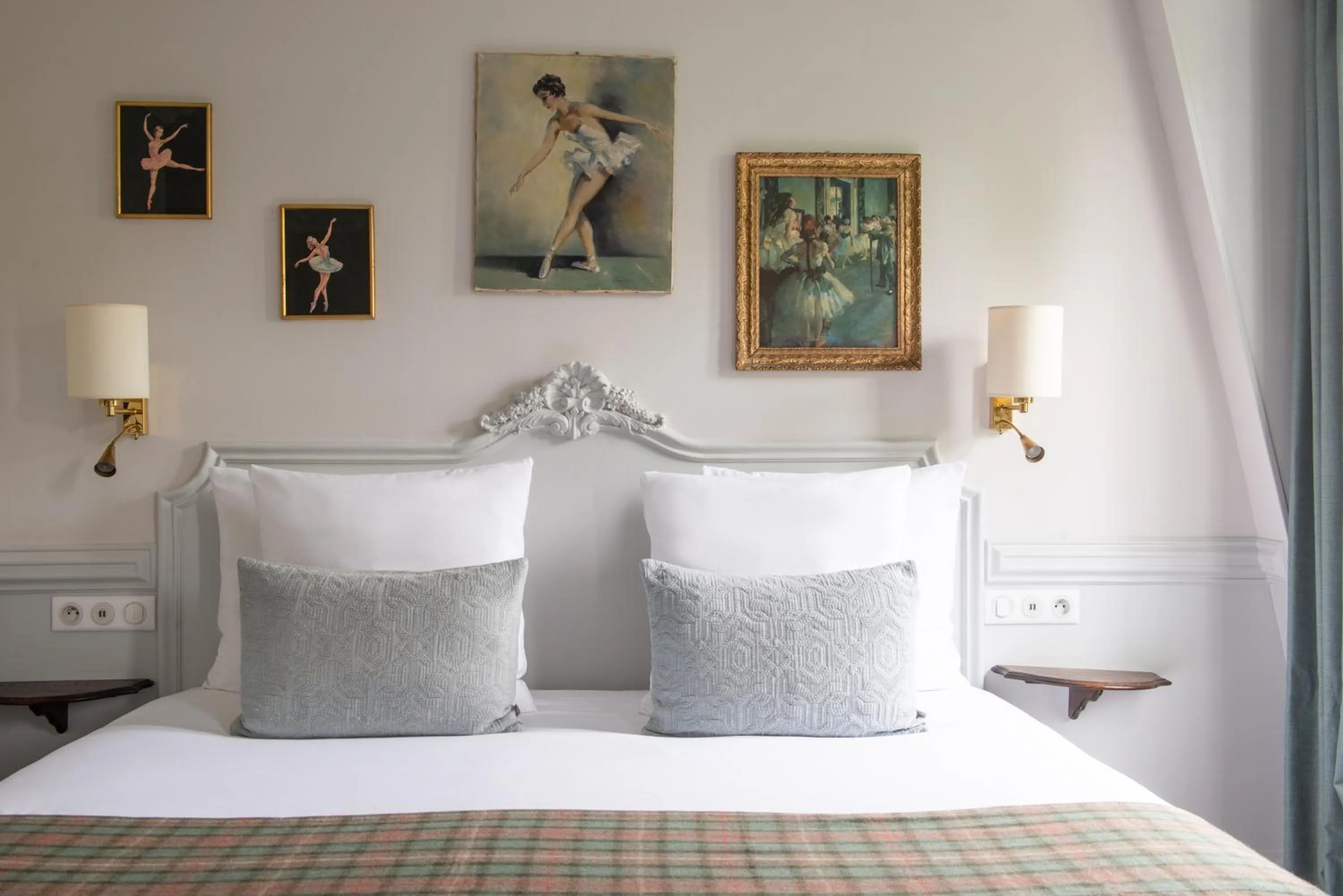 Bed in Hôtel De La Porte Dorée