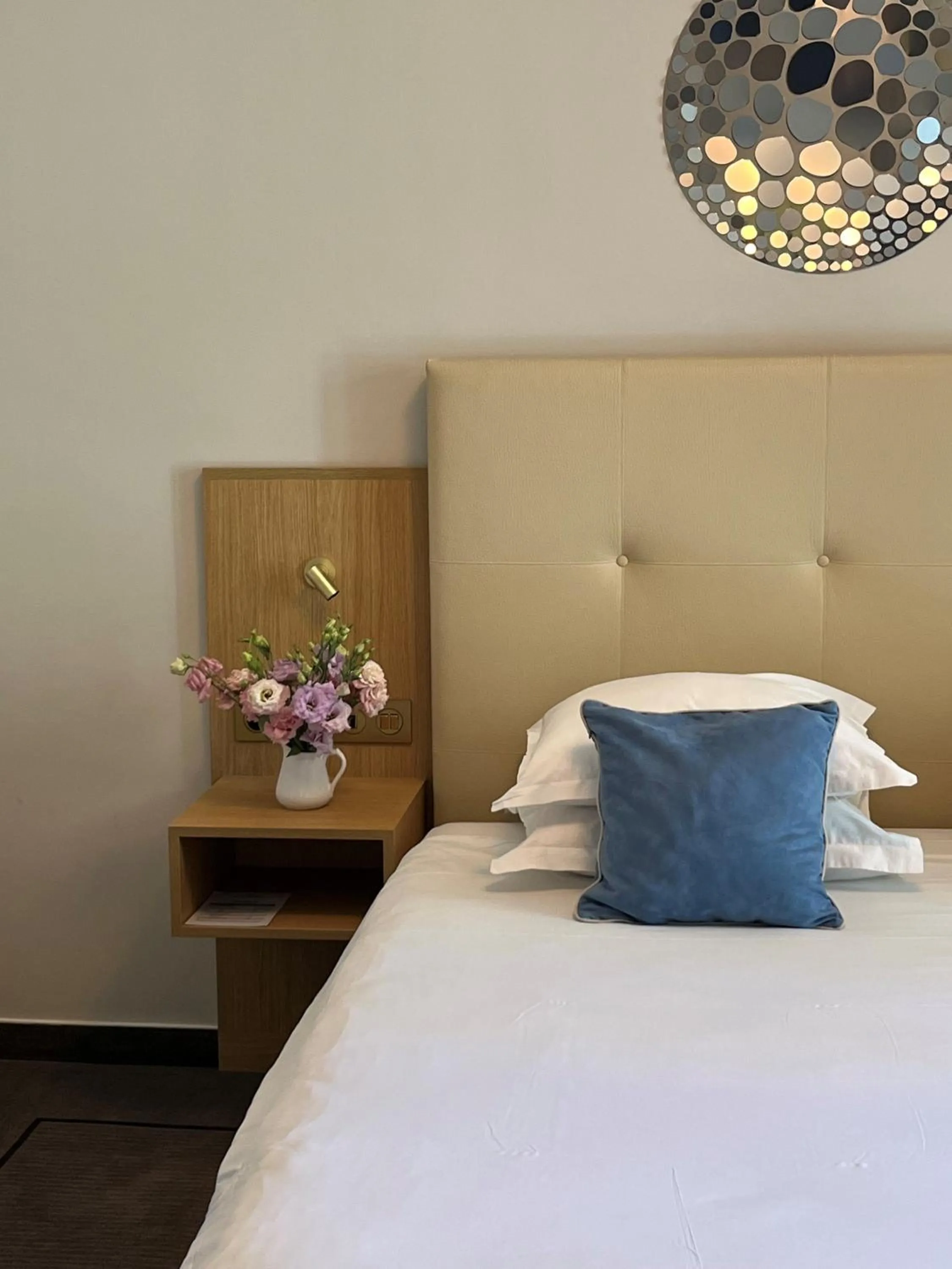 Bedroom, Bed in Hôtel Rotonde Aix-en-Provence centre