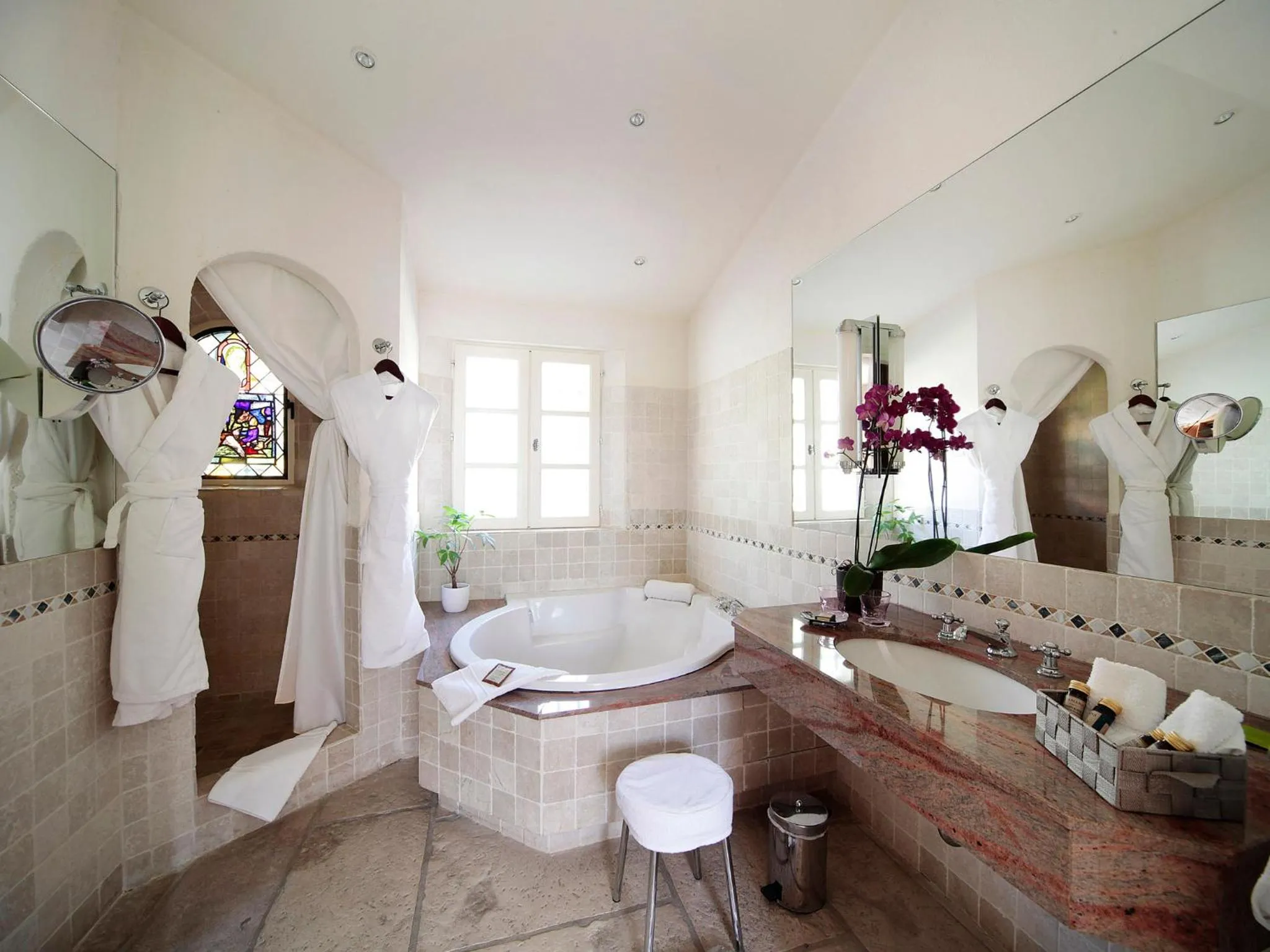 Bathroom in Hôtel & Restaurant Alain Llorca