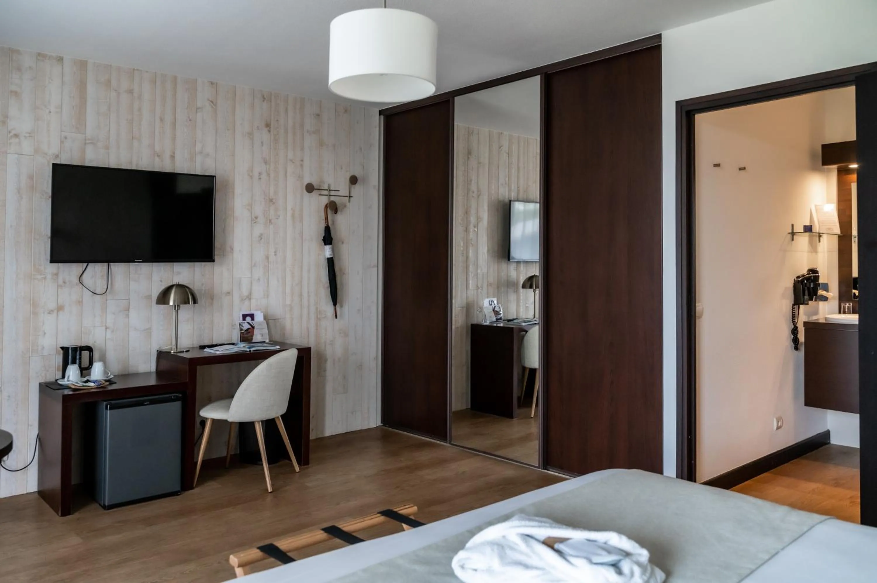 TV and multimedia, Bed in Domaine de Cicé-Blossac, Resort Spa & Golf