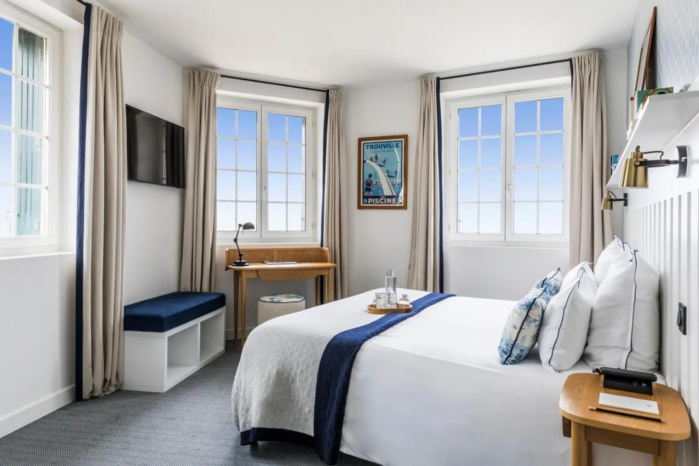 Photo of the whole room, Bed in Le Flaubert