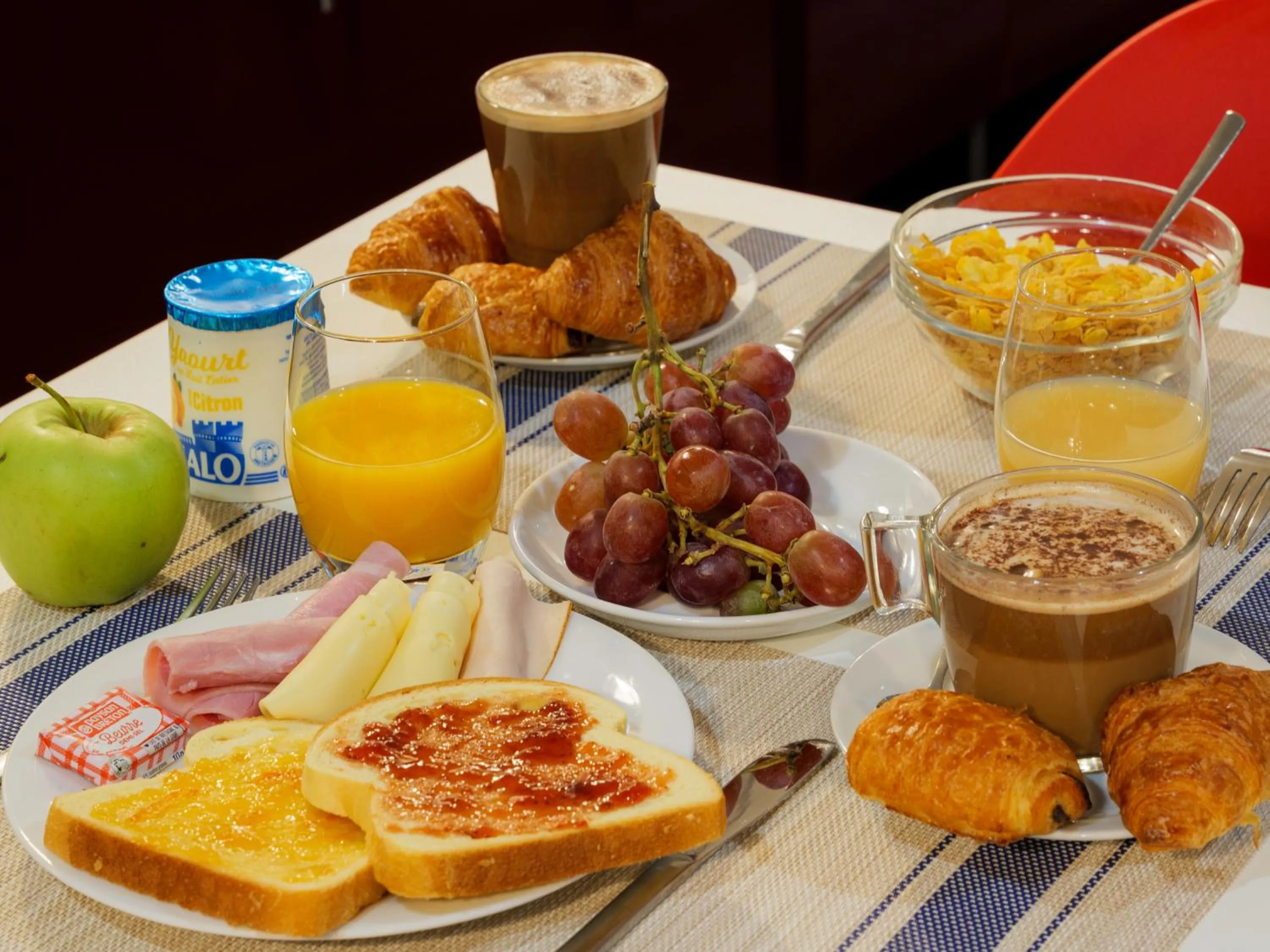 Buffet breakfast in Séjours & Affaires Pantin Charles De Gaulle