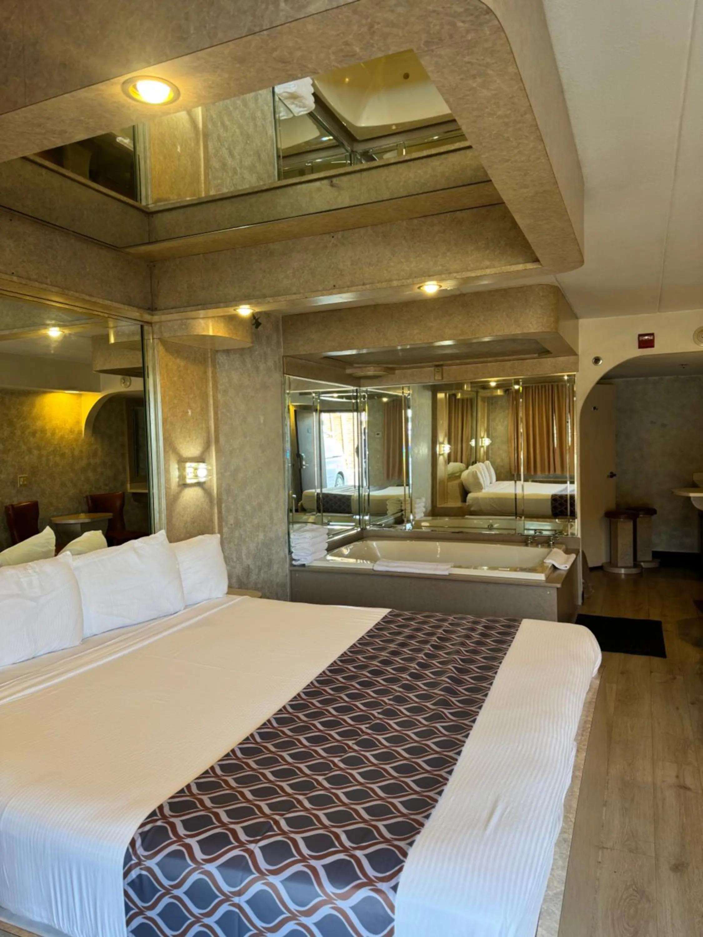 Photo of the whole room, Bed in Blue Star Motel