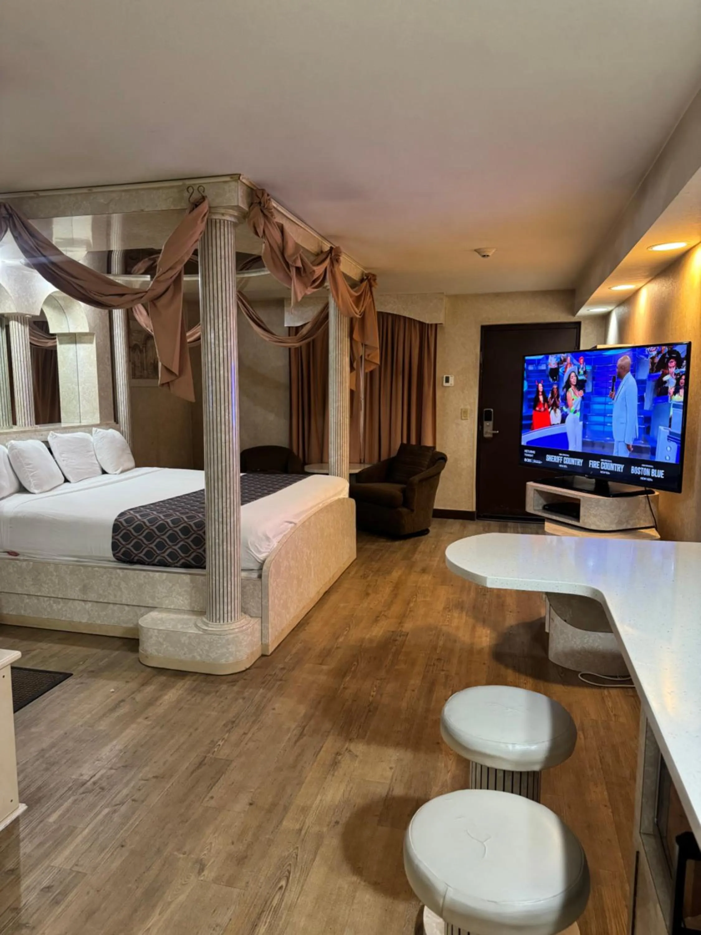 Photo of the whole room, Bed in Blue Star Motel