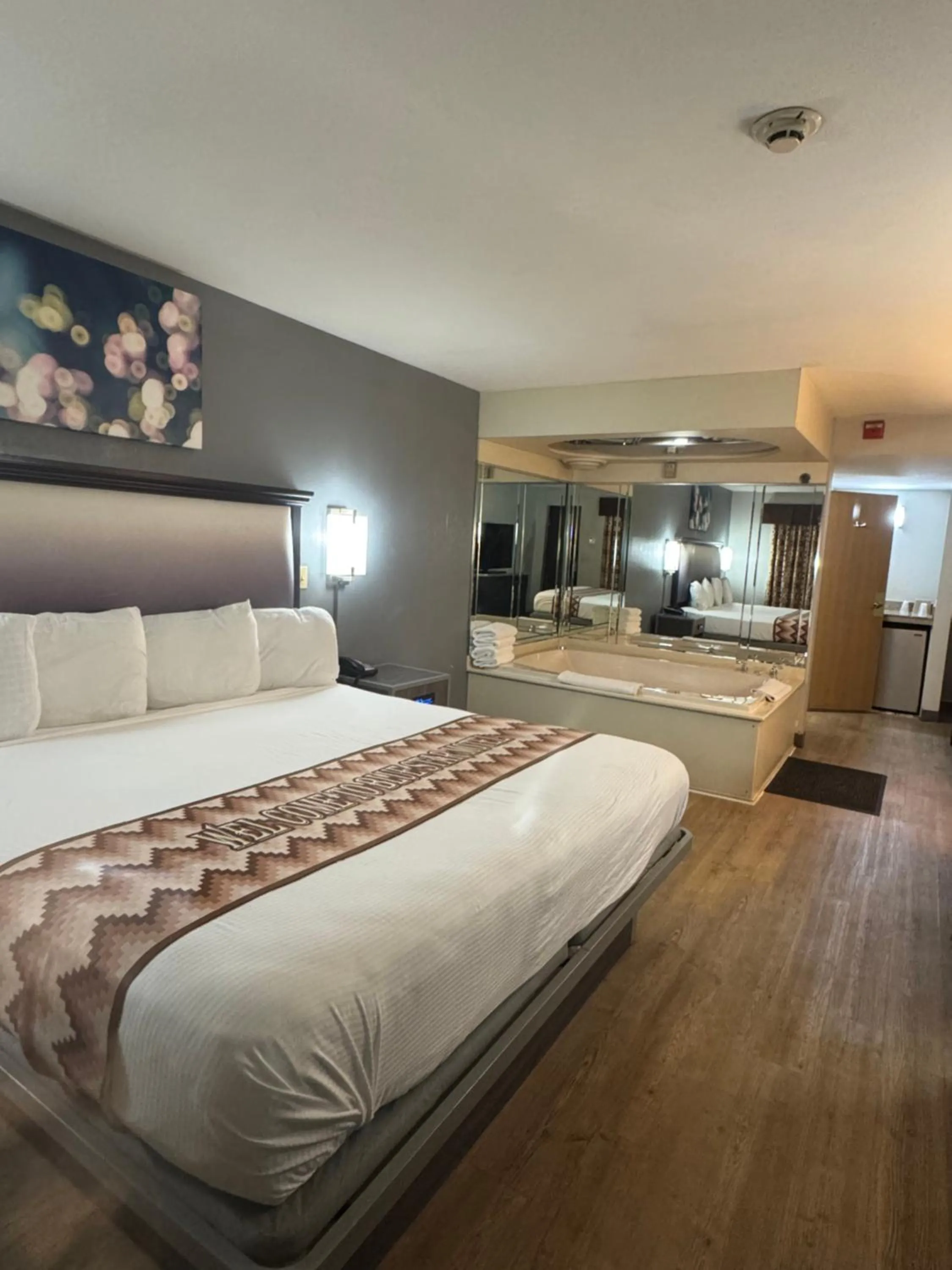 Photo of the whole room, Bed in Blue Star Motel