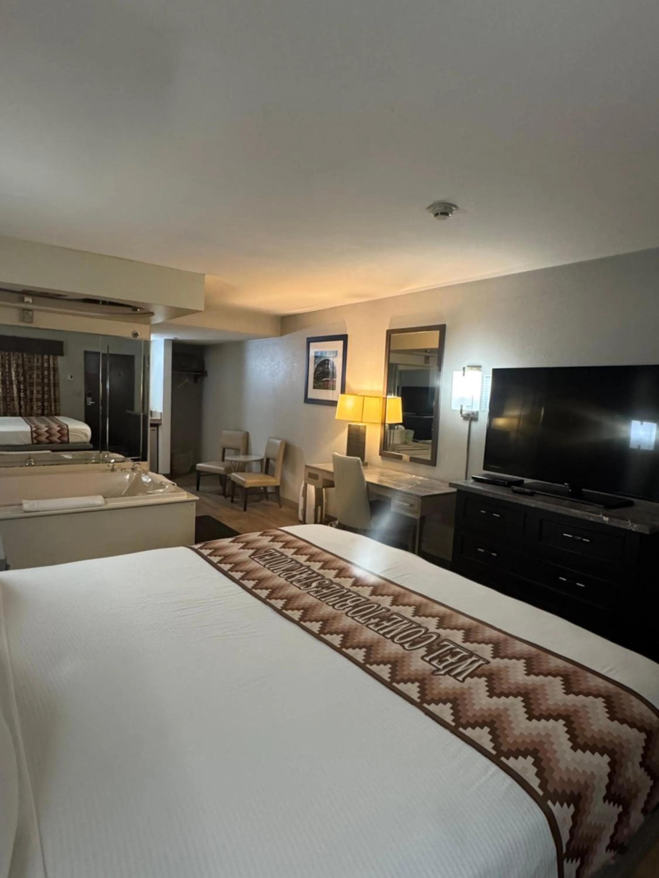 Photo of the whole room, Bed in Blue Star Motel