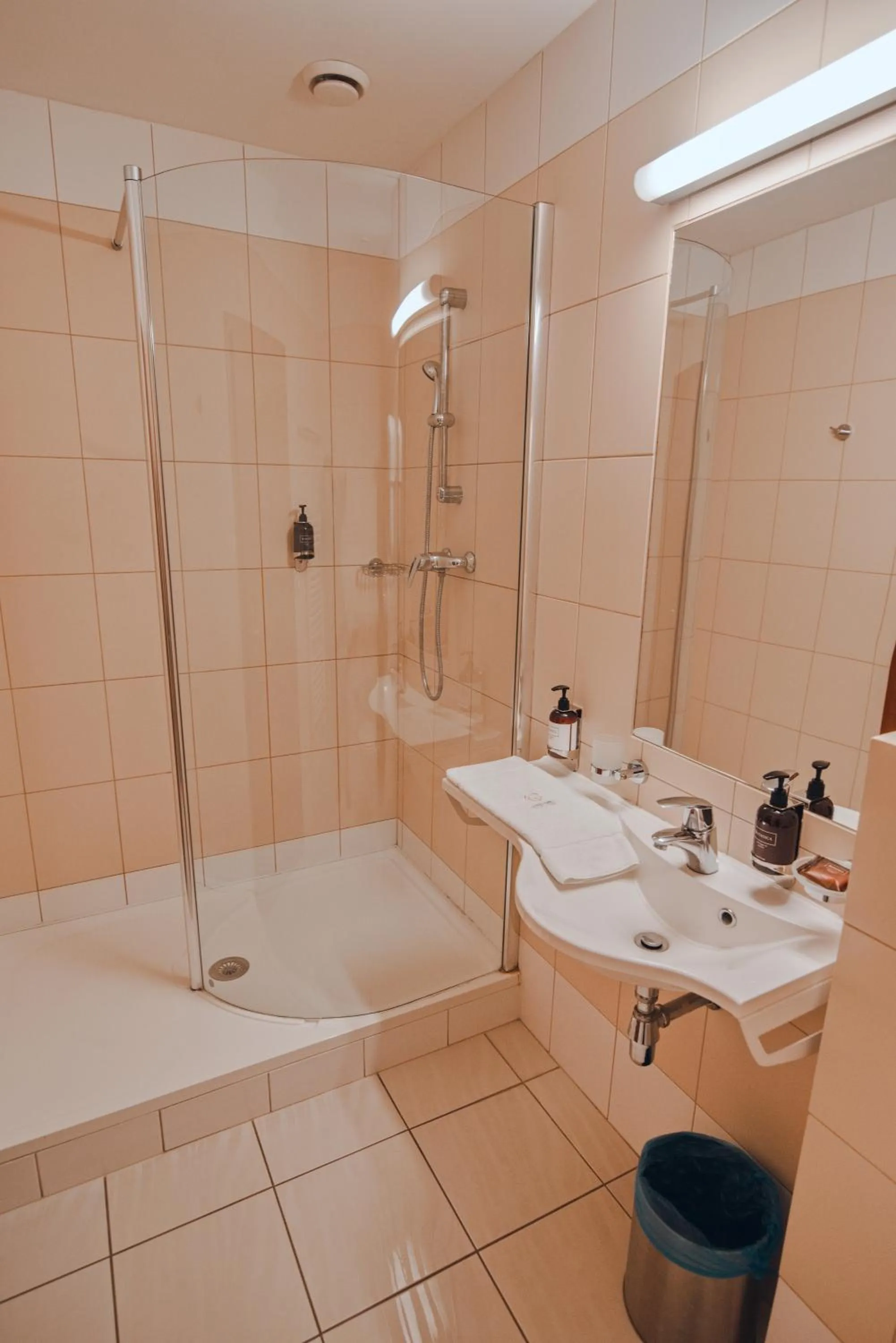 Shower in Hotel Grand